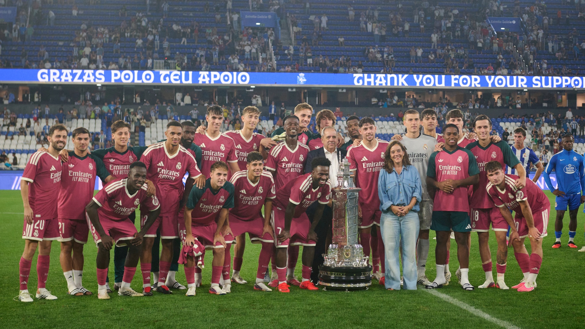 Los jugadores del Real Madrid, con el trofeo del Teresa Herrera.