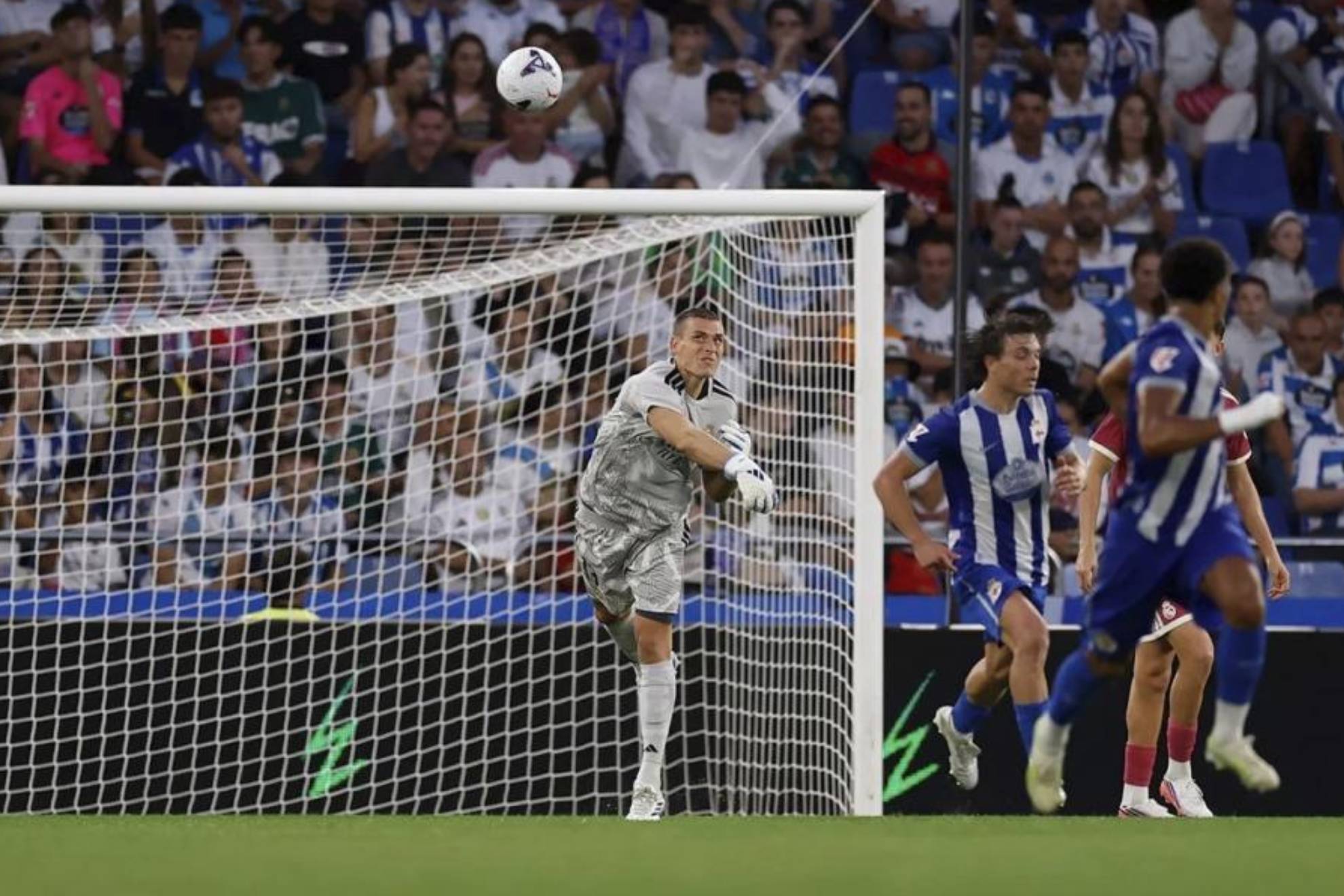 Lunin, en el momento de su asistencia a Brahim desde su área. REALMADRID.COM