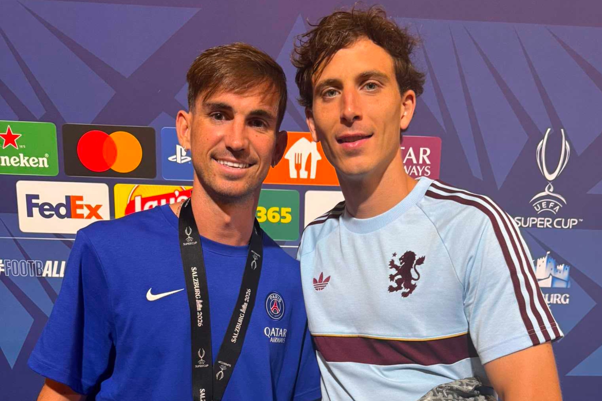 Fabián Ruiz y Pau Torres posan para MARCA tras la Supercopa. DIEGO PICÓ
