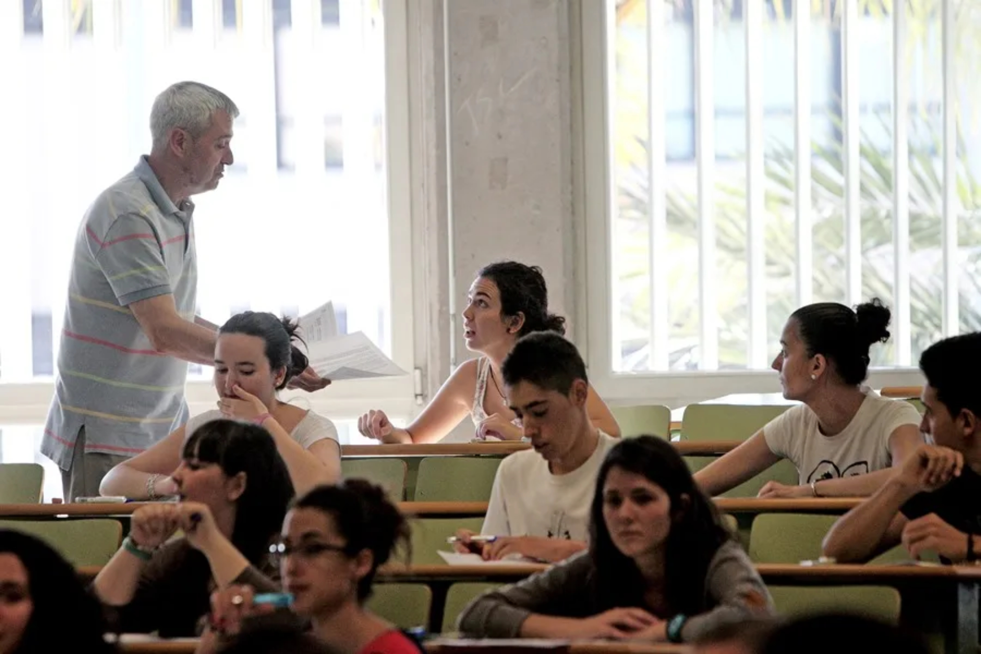 Docente en una clase junto son sus alumnos EFE