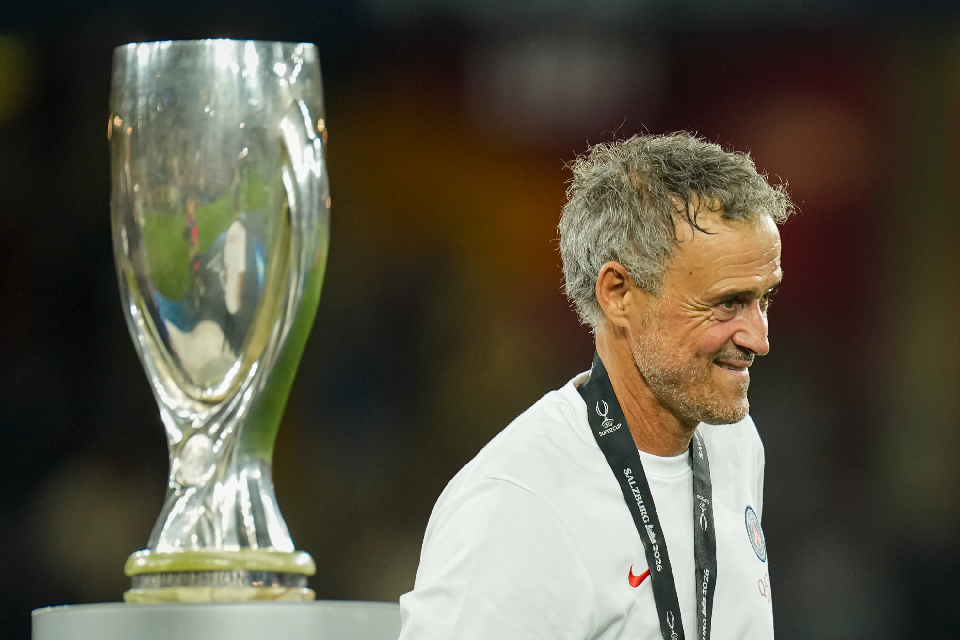 Luis Enrique con la Supercopa de Europa de fondo AP Photo/Darko