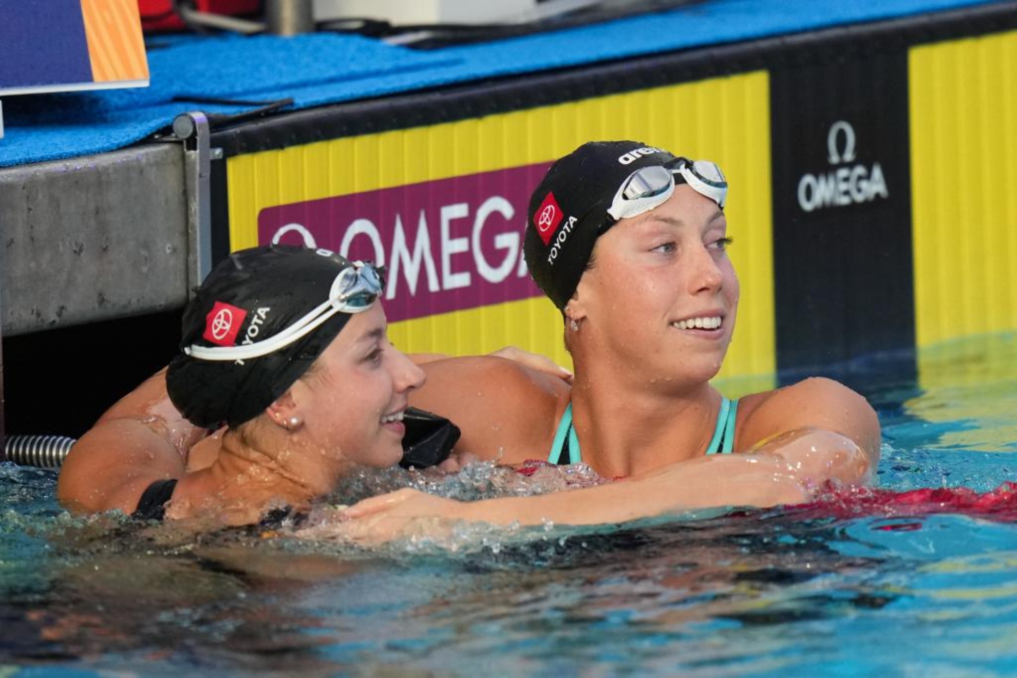 Douglass y Walsh, dos de las relevistas del 4x100 LAPRESSE
