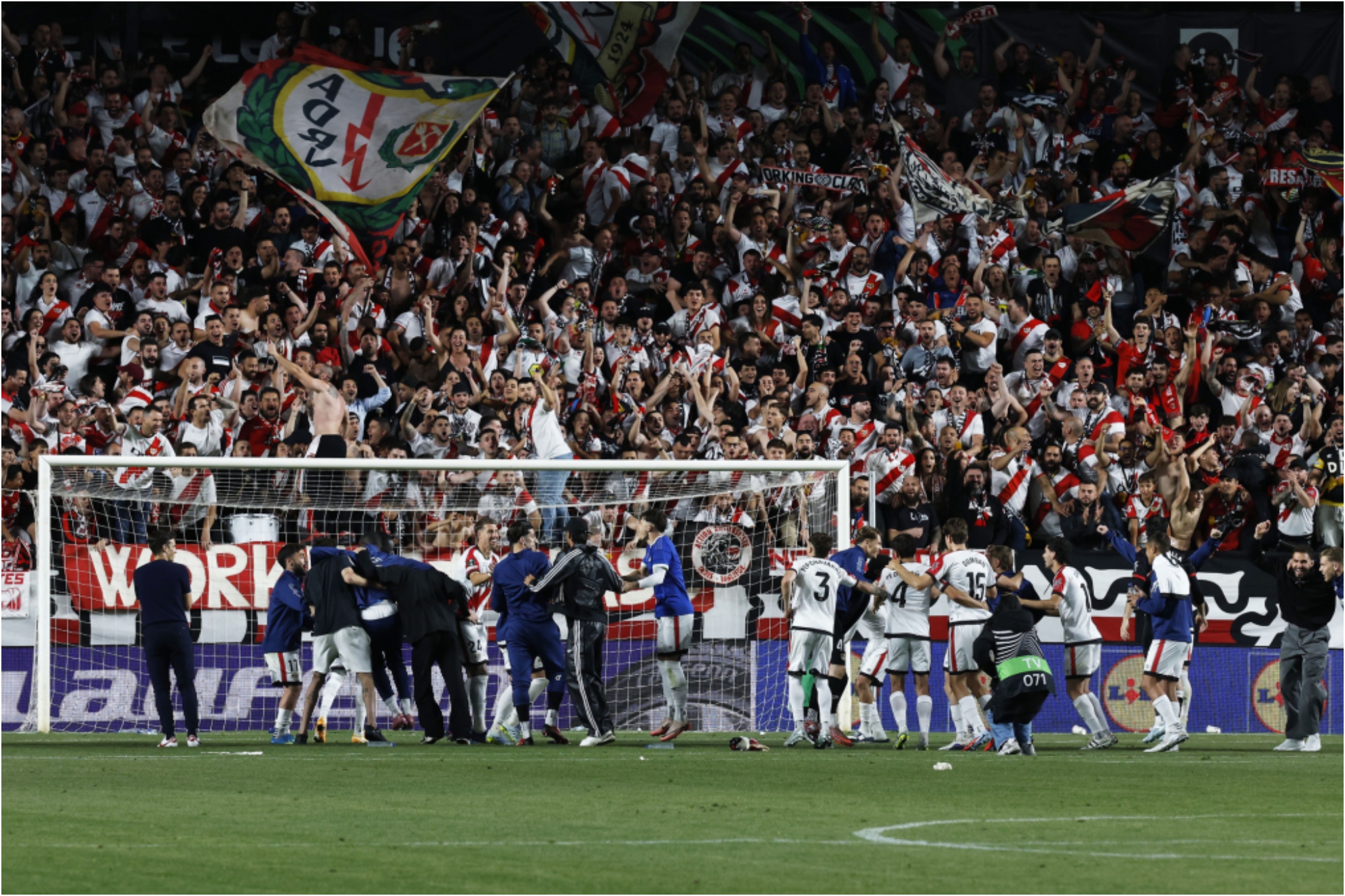La grada de Vallecas, con los jugadores del Rayo.