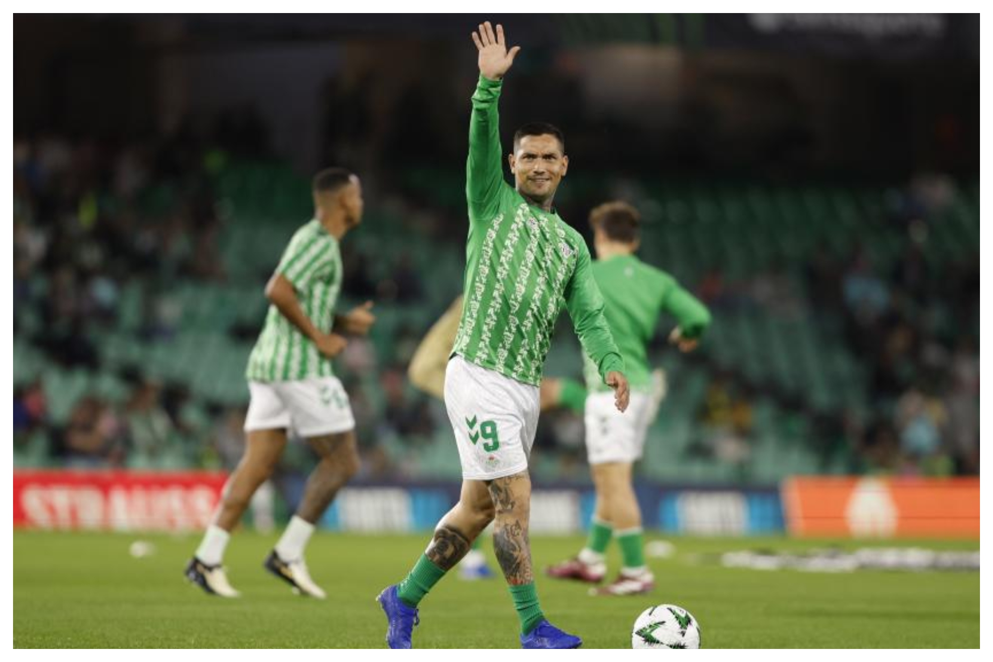 'Chimy' Ávila, saludando antes de un partido del Betis RAMÓN NAVARRO