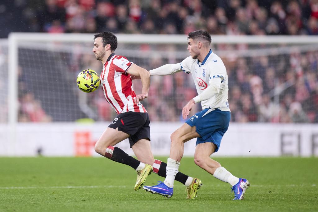 Roberto Fernández peleando el balón Ricardo Larreina / UGS
