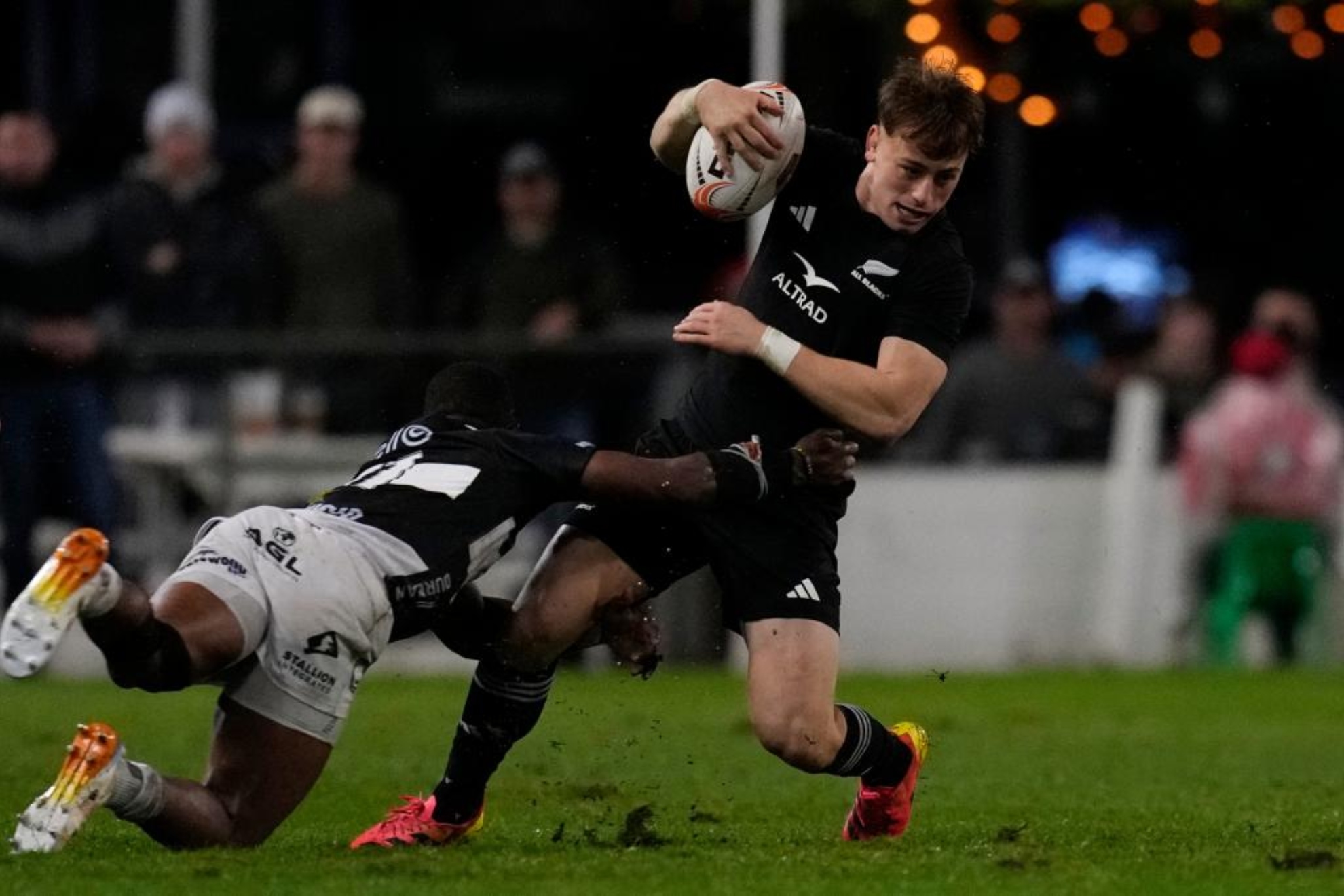 All Blacks' Ruben Love es placado por Litelihle Bester AP Photo/Themba Hadebe