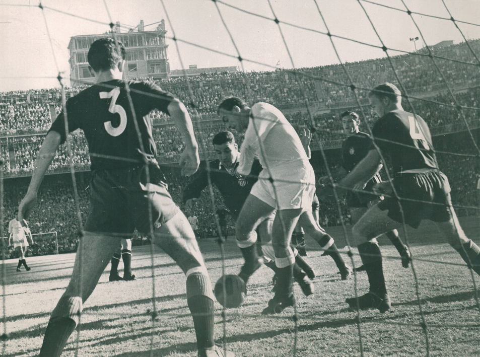 Di Stéfano perdió ante el Valencia en su debut, con gol anulado incluido, pero acabó con su primer título