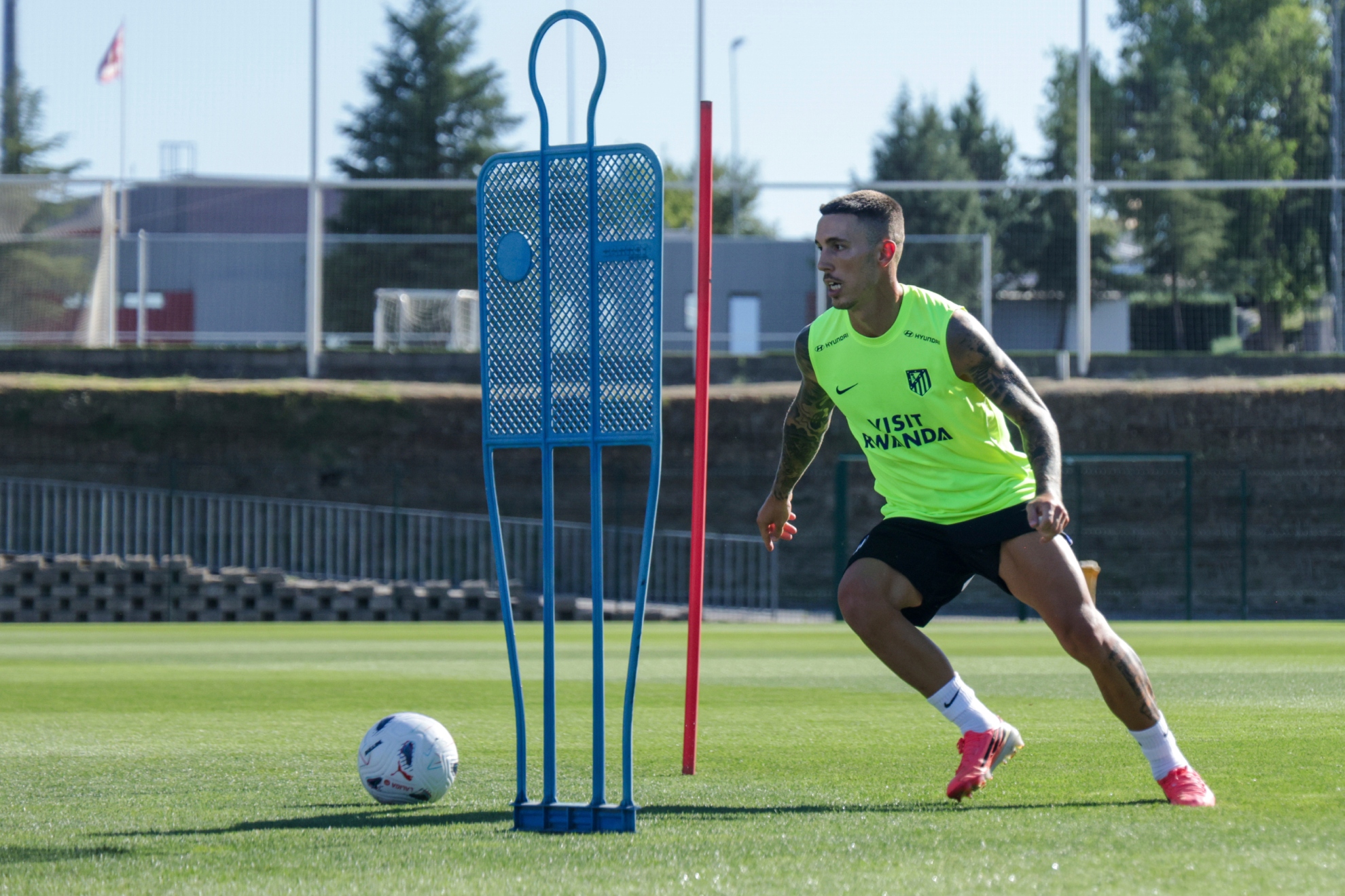 Grimaldo, en un entrenamiento. ATLÉTICO DE MADRID