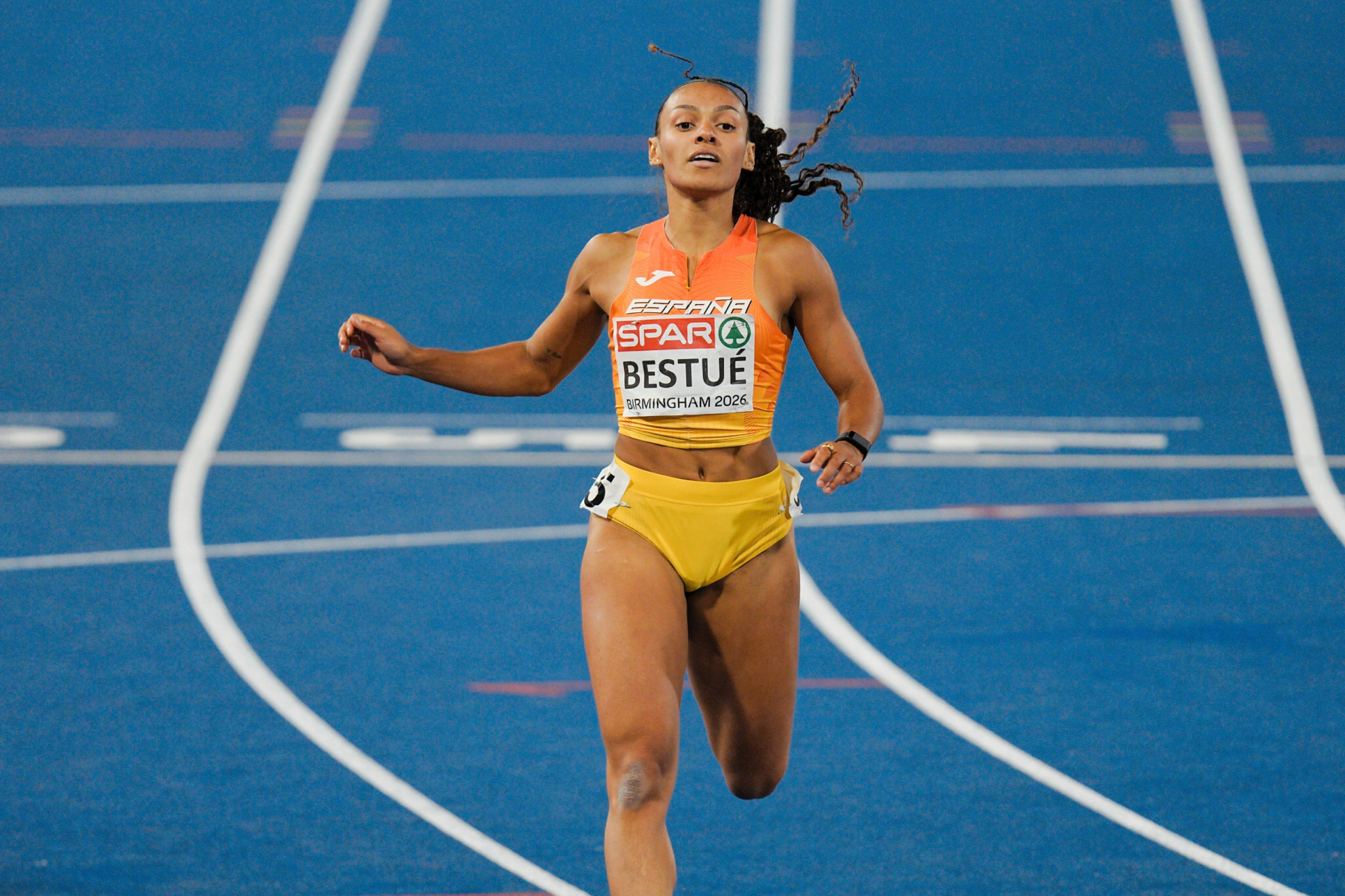 Jaël Bestué tras cruzar la meta en la final de los 200 metros del Europeo de Birmingham. RFEA/SPORTMEDIA