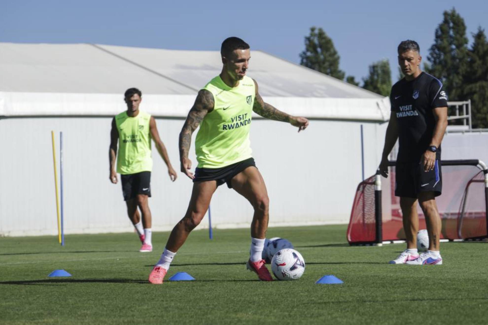 Grimaldo, en un entrenamiento con el Atlético. ATLÉTICO DE MADRID