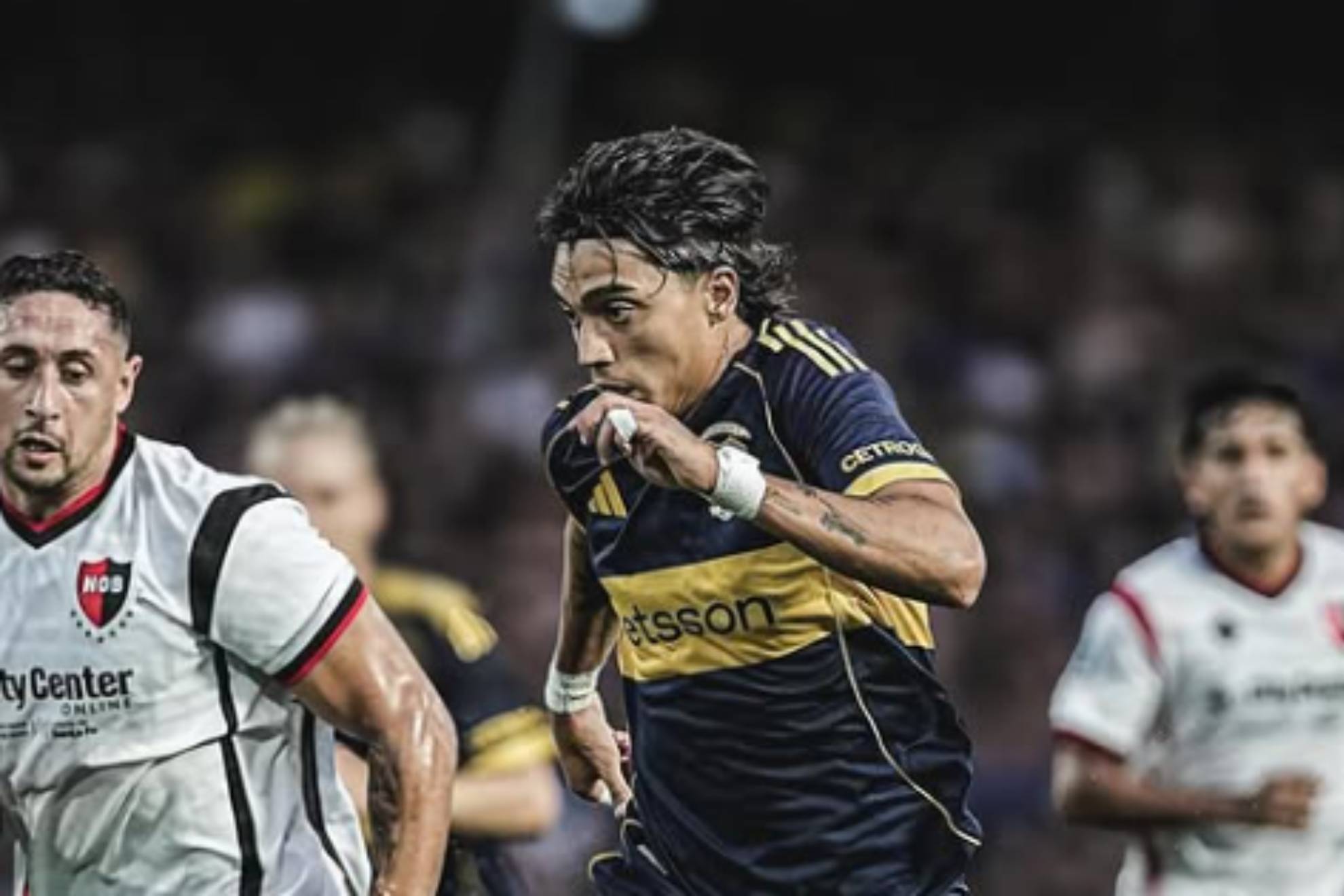 Exequiel Zeballos, en un partido con Boca Juniors. INSTAGRAM @exezeballos02