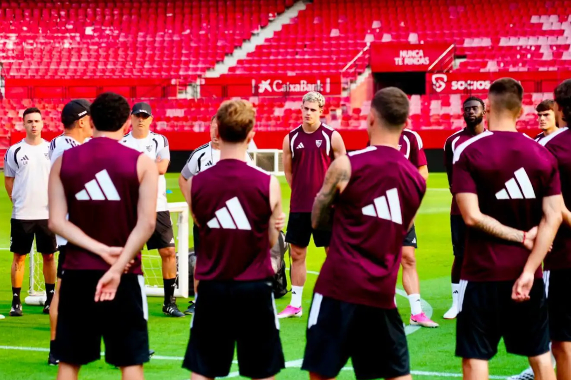 Robbie Ure atiende a la charla de García Plaza antes de su primer entrenamiento. SEVILLA FC