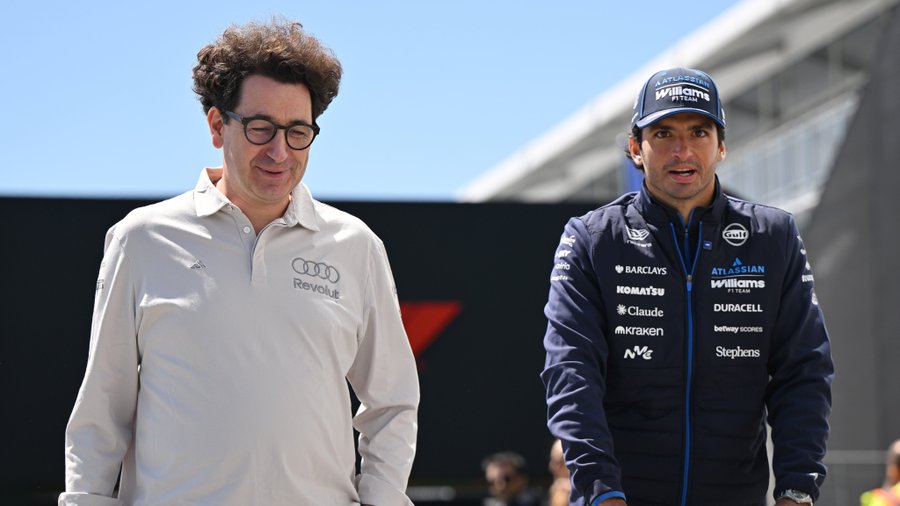 Mattia Binotto charla con carlos Sainz, en un GP de esta temporada. F1.com
