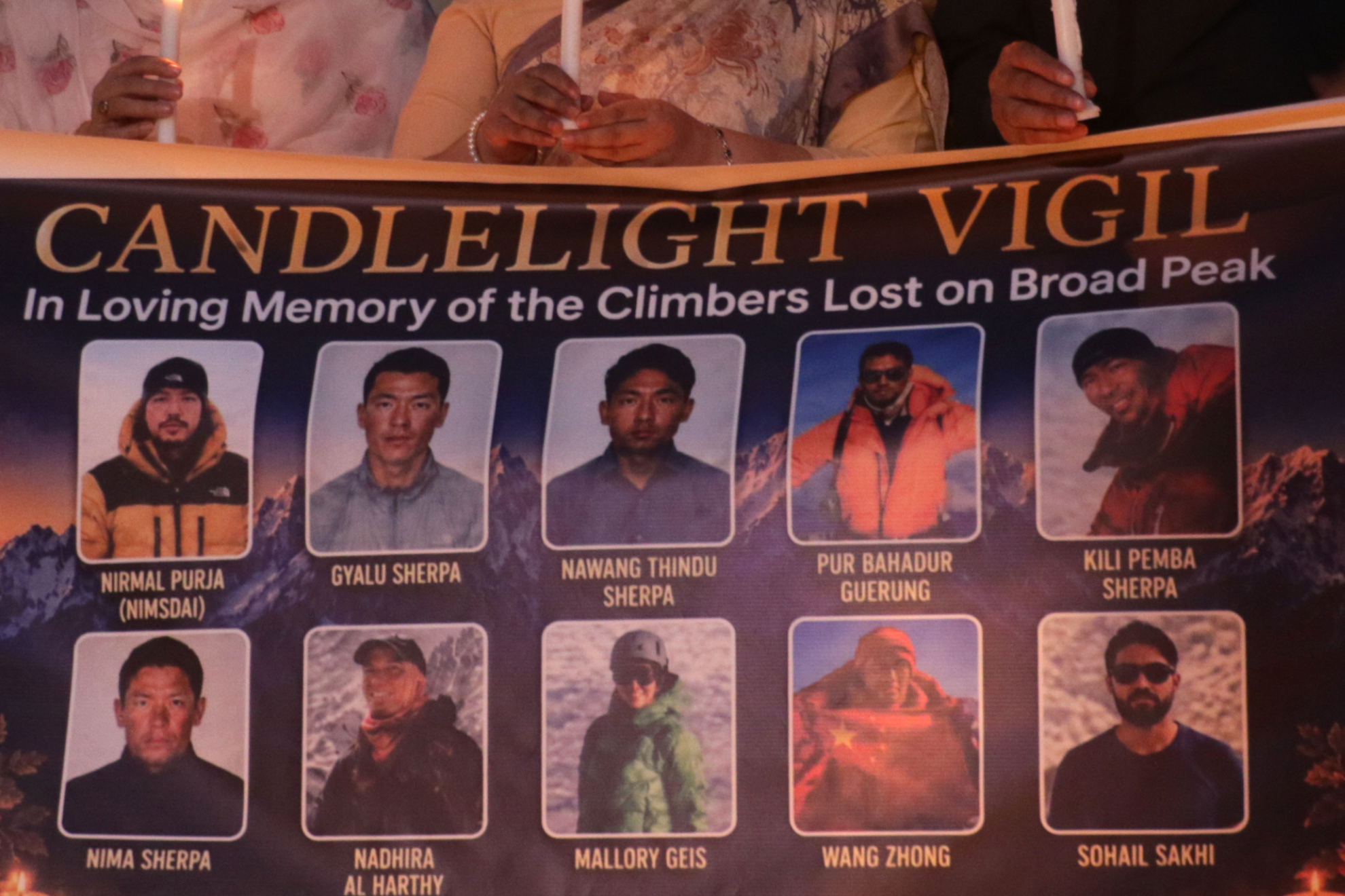 Un cartel con los alpinistas fallecidos en la avalancha del Broad Peak. EFE