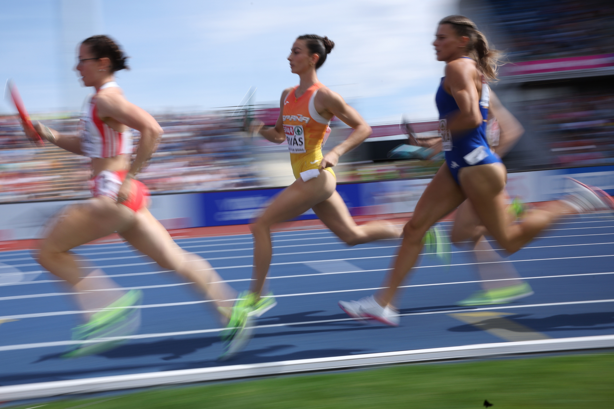 Blanca Hervás durante su posta en las series del 4x400 femenino. EFE