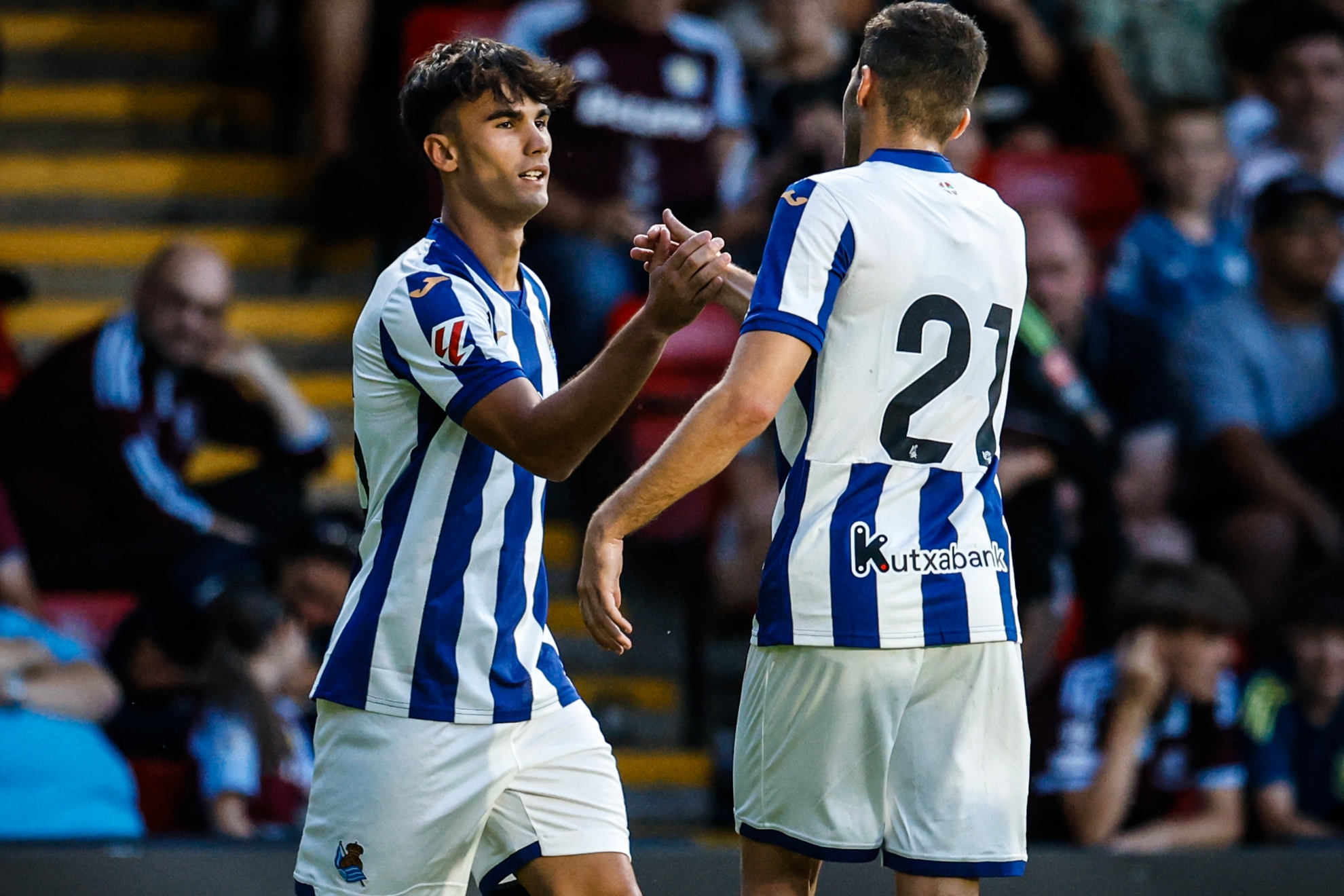 Carrera es felicitado por Zakharyan tras marcar un gol con la Real al Aston Villa. REAL SOCIEDAD