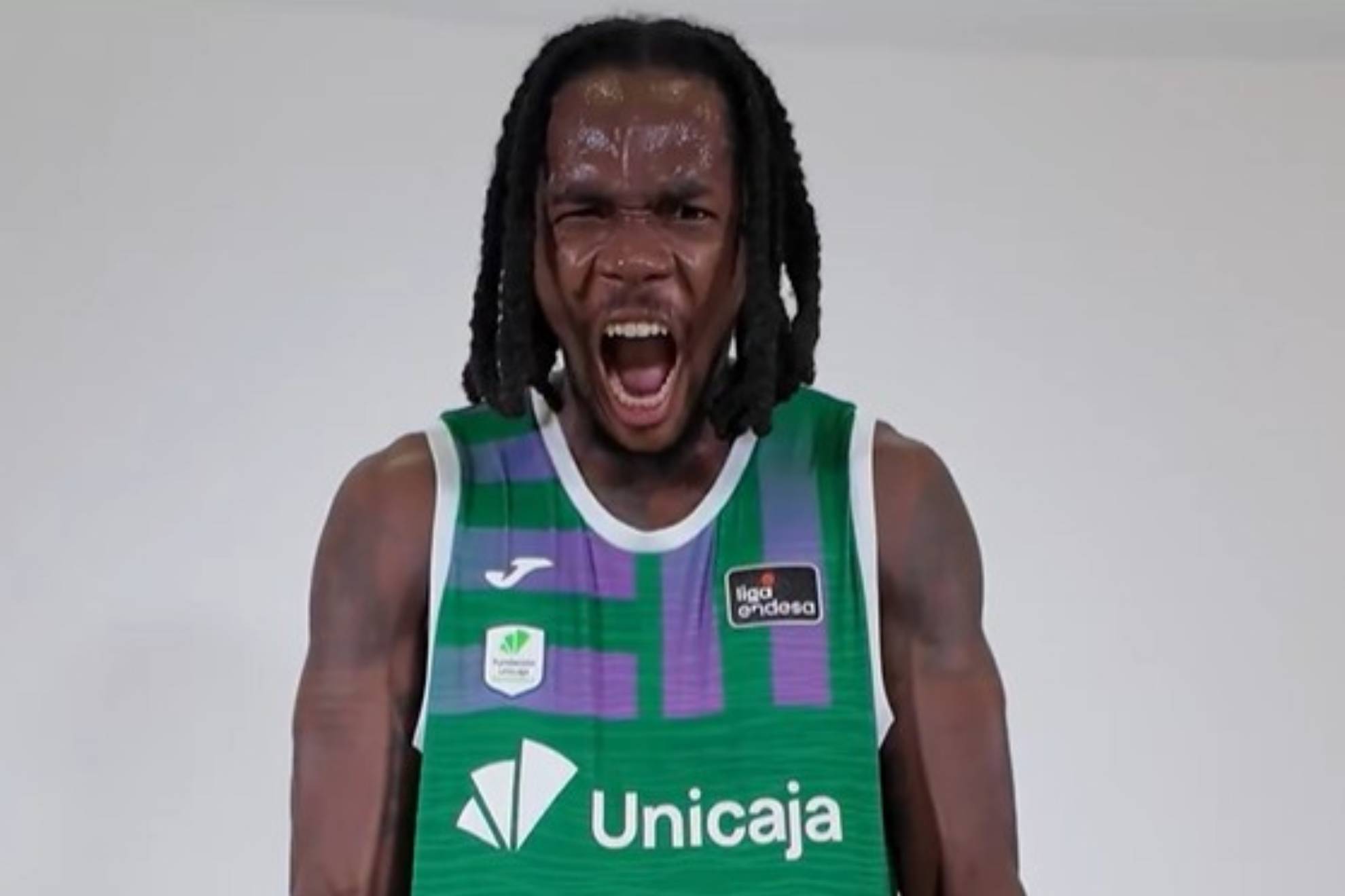 Kendrick Perry luciendo la nueva equipación del Unicaja para la 2026-27. UNICAJACB