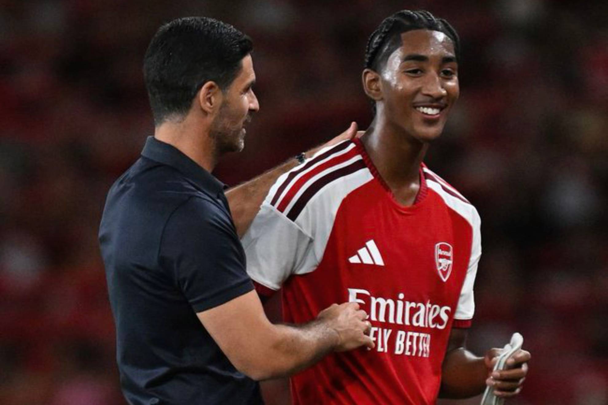 Arteta felicita a Salmon tras ser sustituido ARSENAL