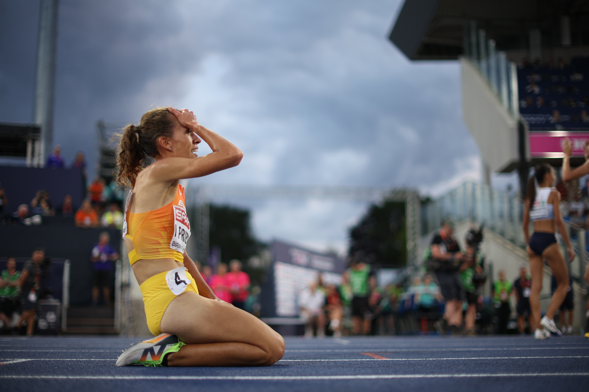 Idaira Prieto se lleva las manos a la cabeza tras su cuarto puesto en los 10.000 de Birmingham. EFE