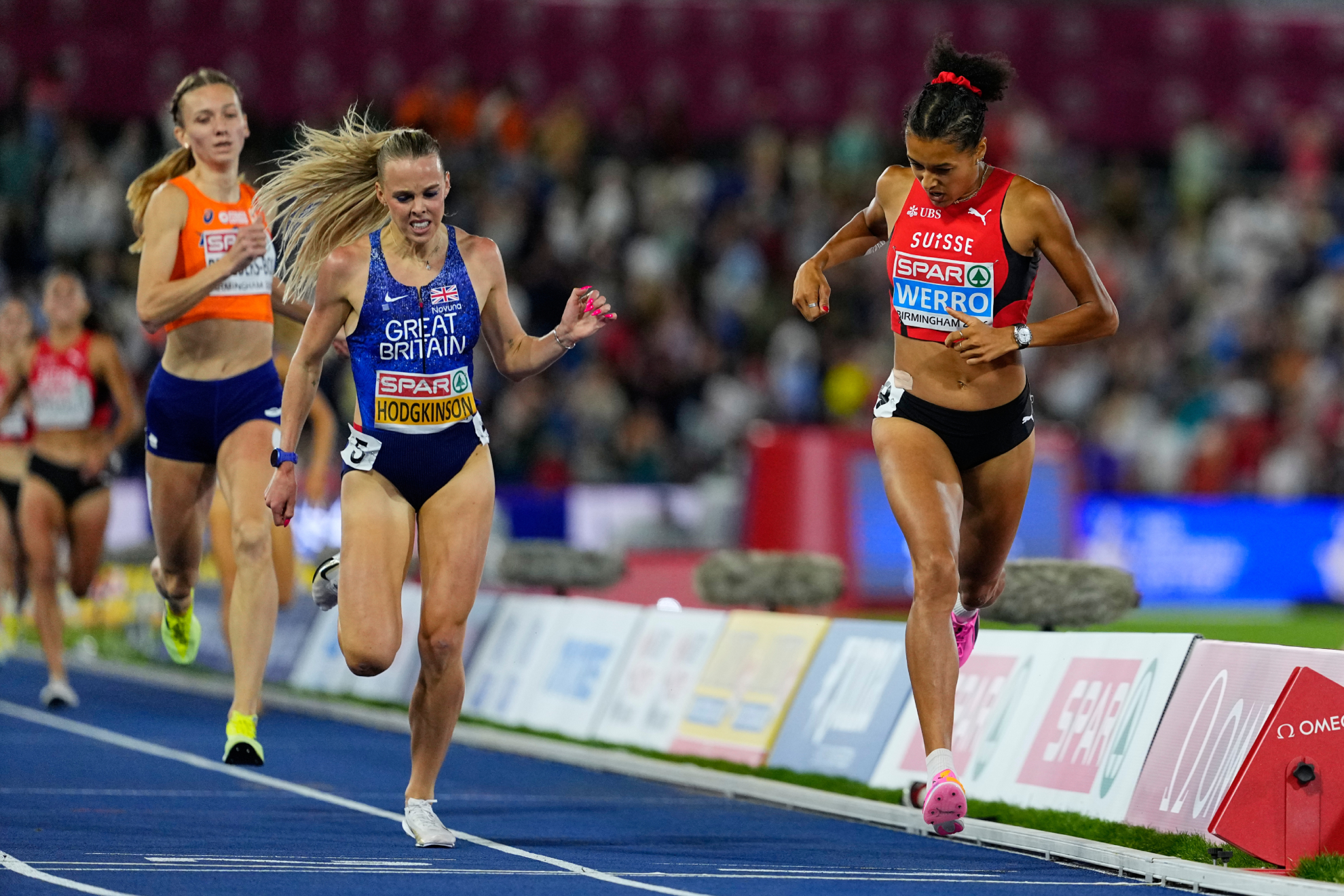 Audrey Werro, a la derecha, entra primera en la final de los 800 metros. LAPRESSE