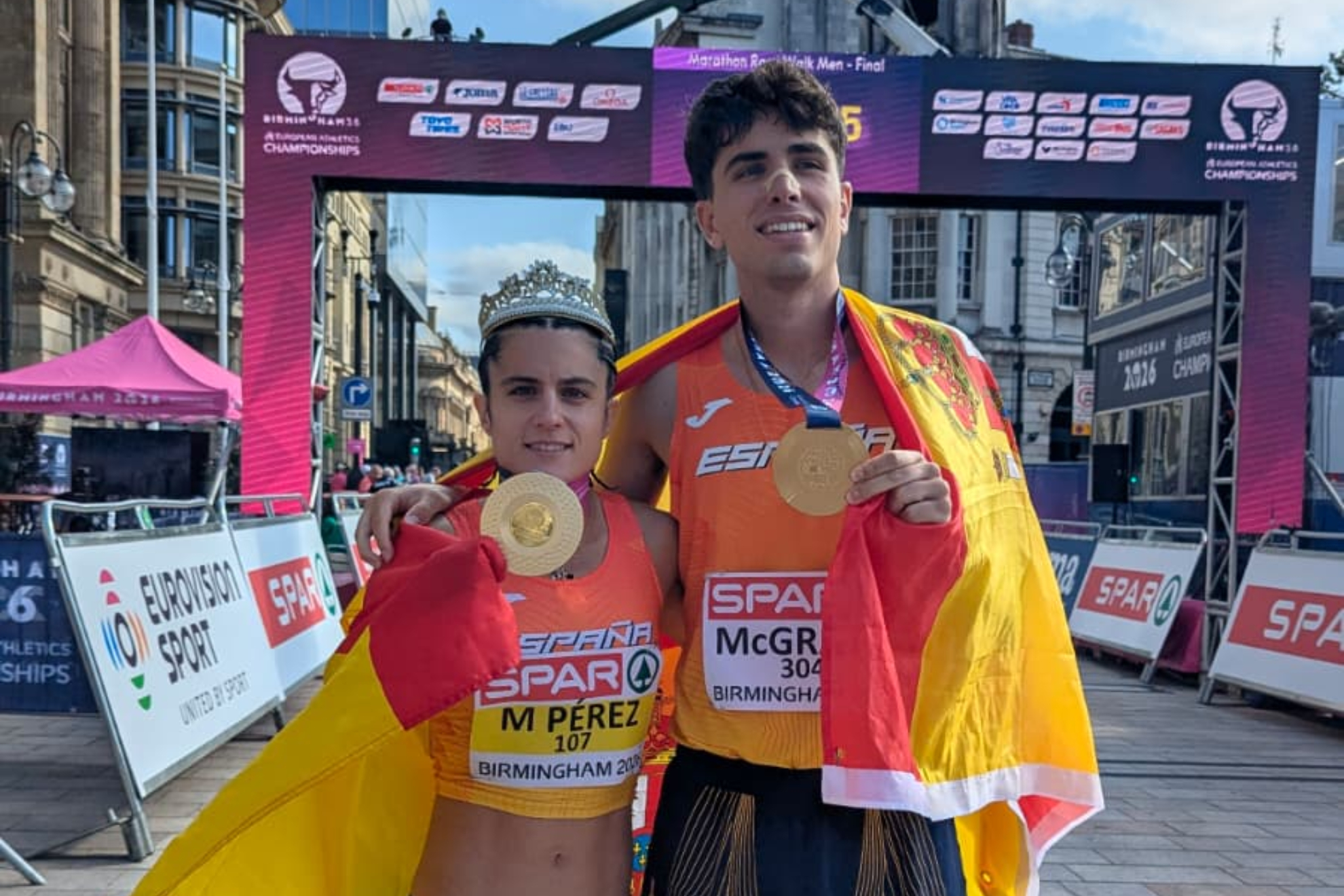 María Pérez y Paul McGrath posan con sus respectivas medallas de oro. RFEA/SPORTMEDIA