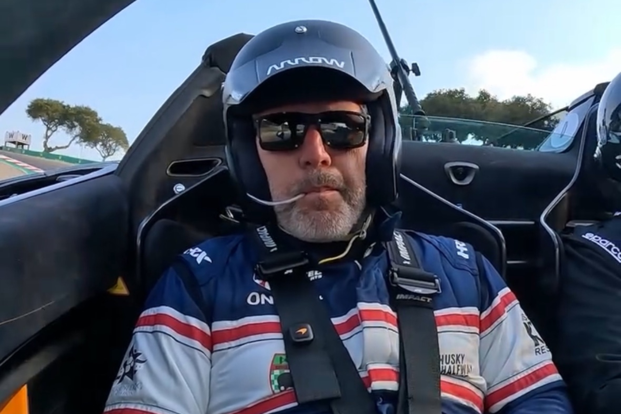 Zak Brown conduce un coche con la boca y los ojos @zakbrownceo