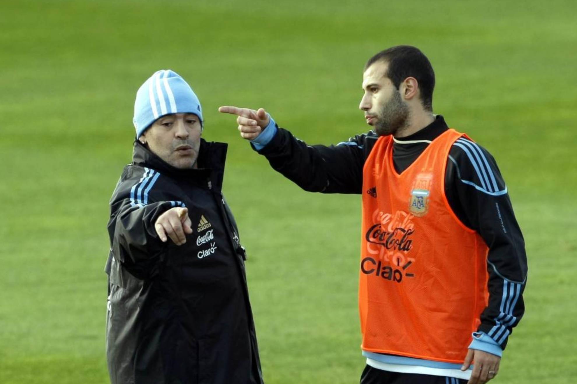 Diego Maradona, junto a Mascherano en un entrenamiento de Argentina. RAFA CASAL (MARCA)