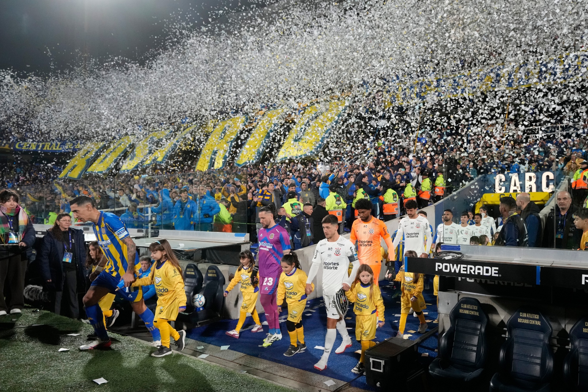 Rosario Central y Corinthians salen al césped. LAPRESSE
