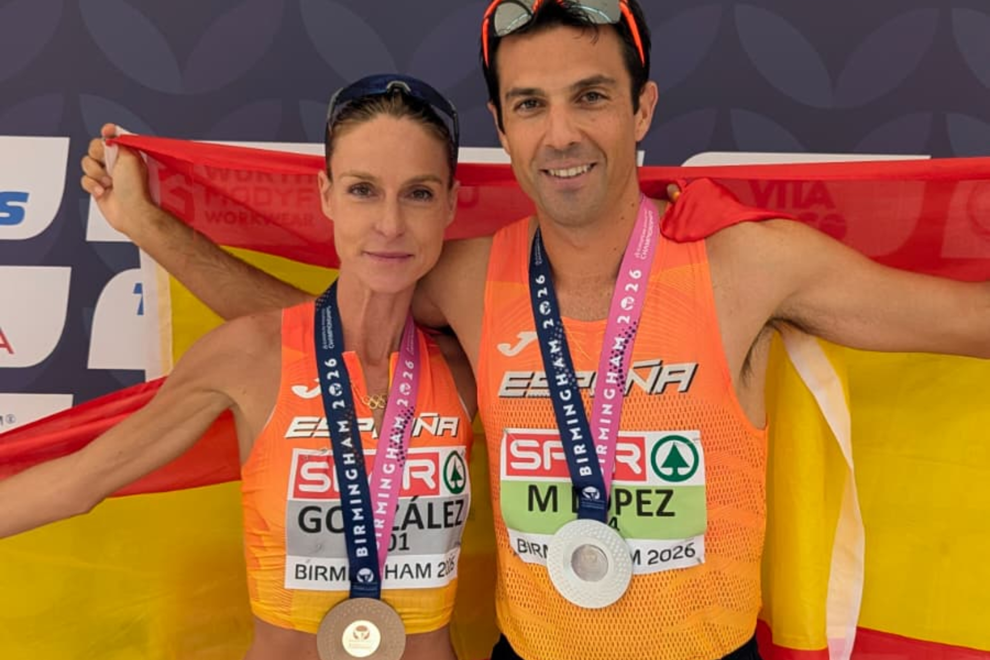 Raquel González y Miguel Ángel López con sus medallas. RFEA/SPORTMEDIA