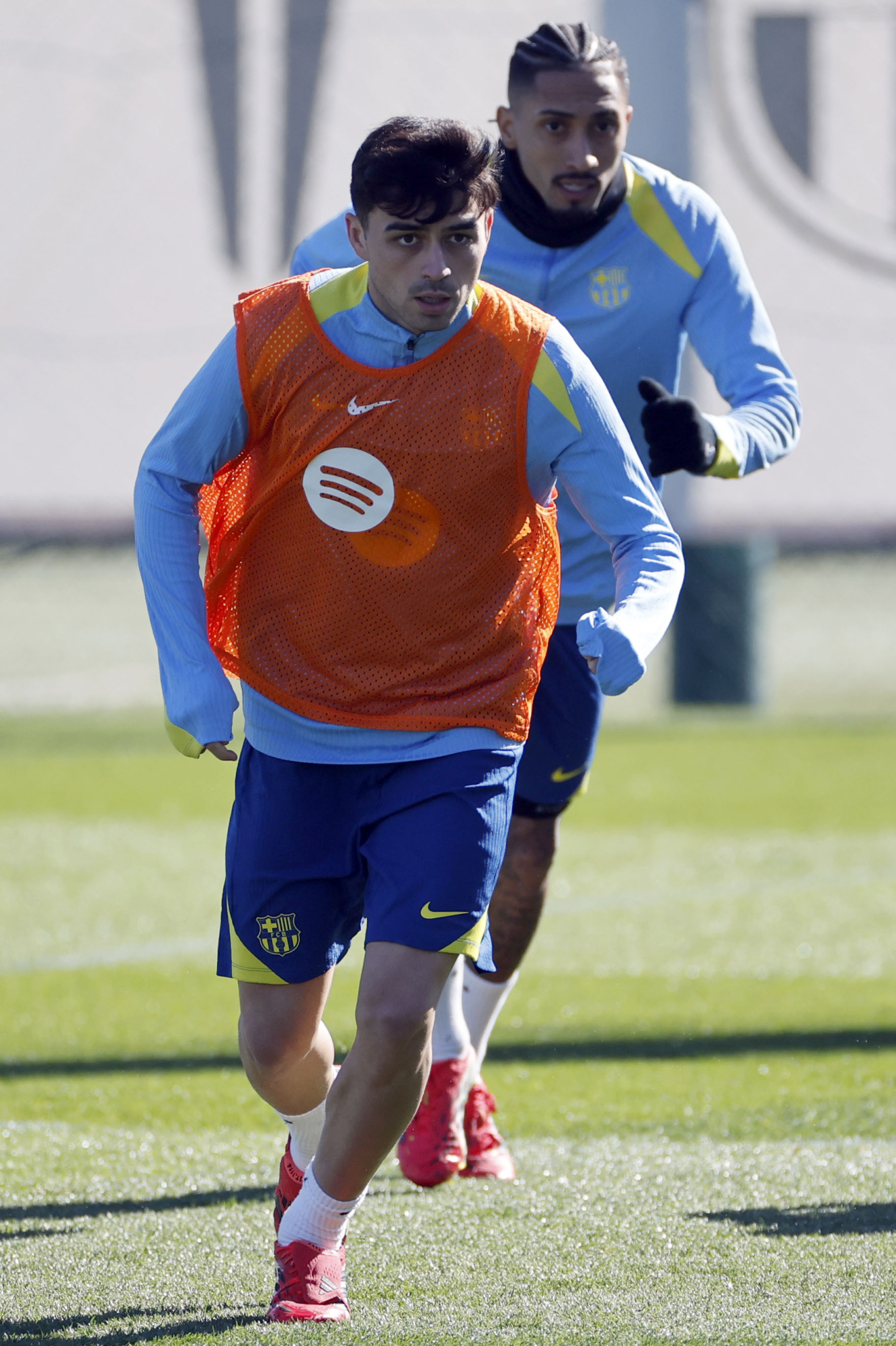 Pedri se ejercita con el Barcelona.