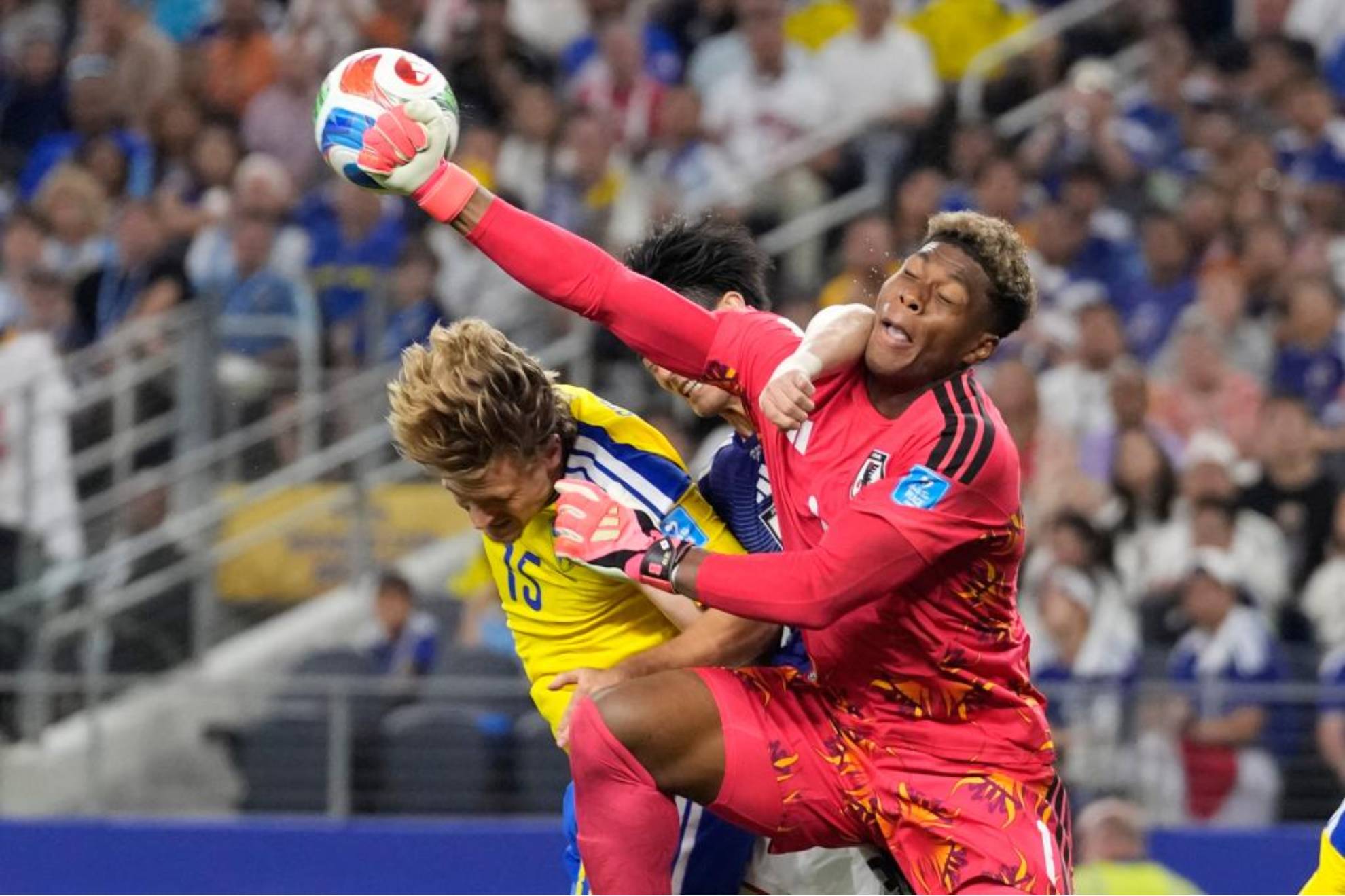 Zion Suzuki durante un partido del Mundial con Japón