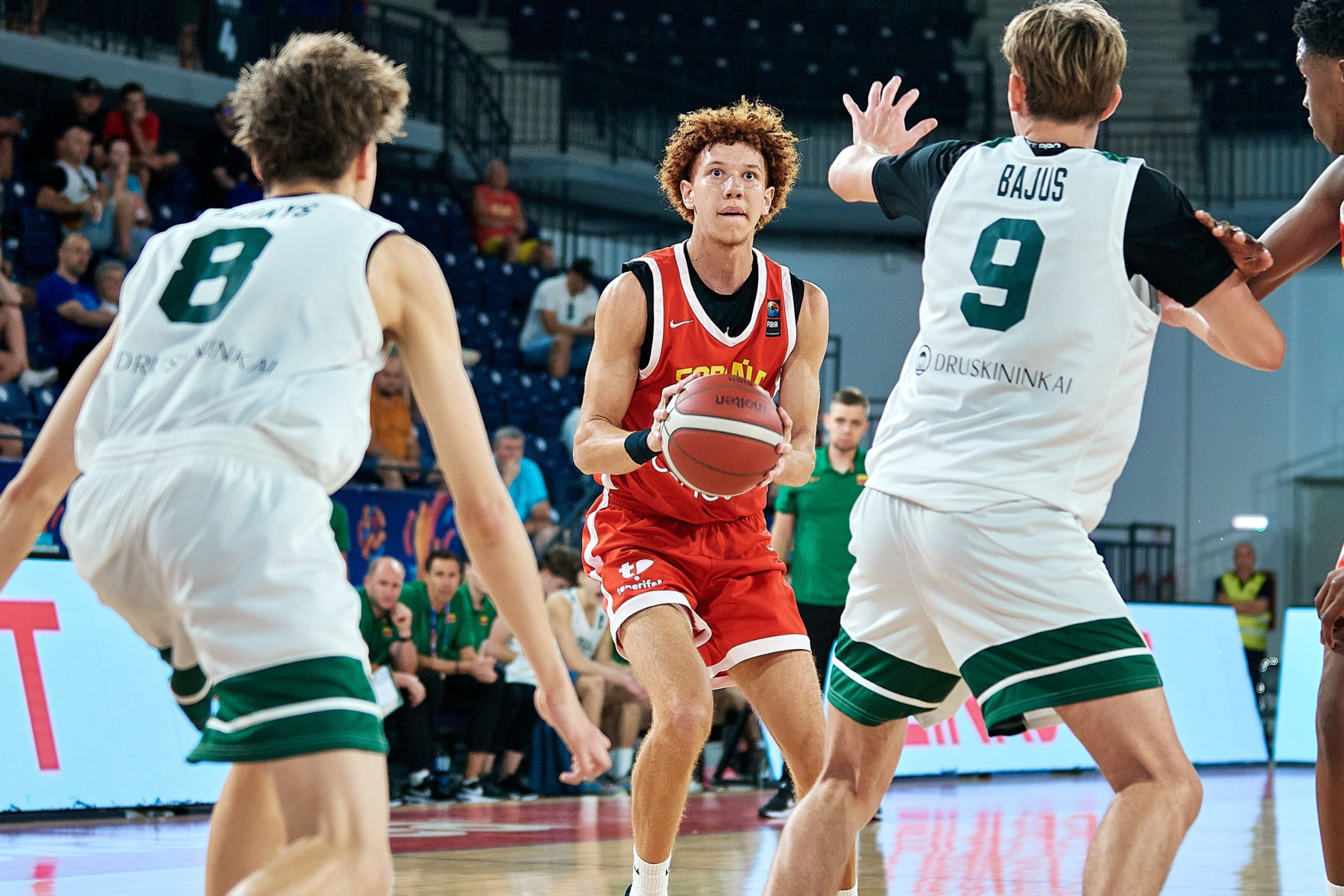Rhys Robinson intenta el lanzamiento en el partido ante Lituania. FIBA PHOTO