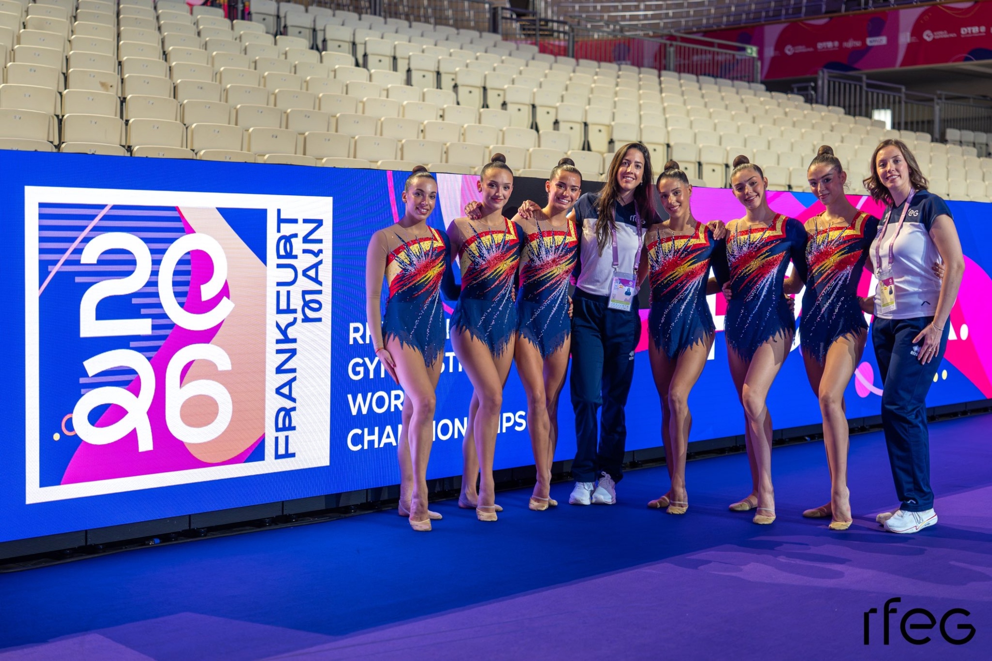 El conjunto español, junto a su seleccionadora y entrenadora. F.E. Gimnasia