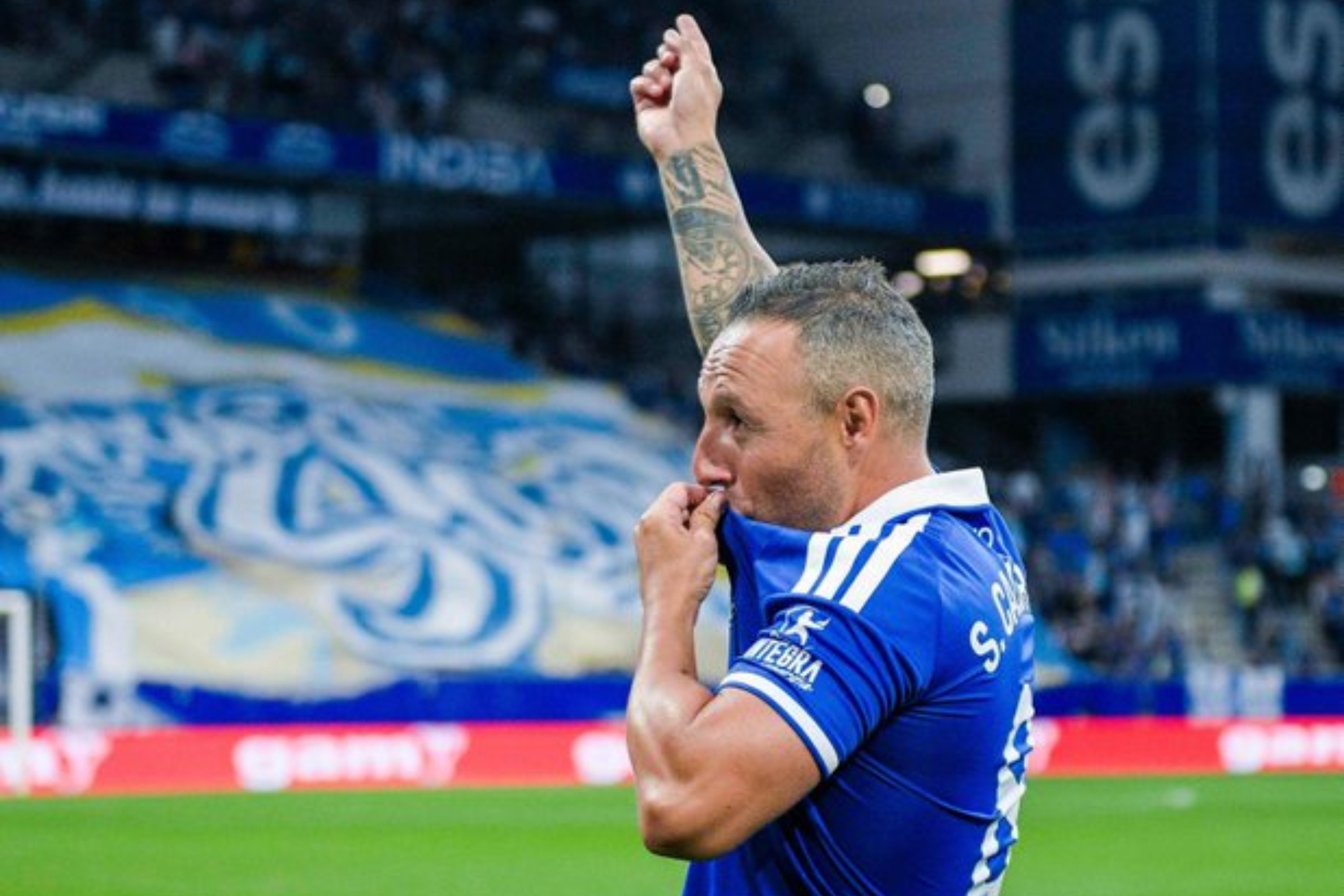 Cazorla se besa el escudo hoy sobre el verde del Tartire. OVIEDO