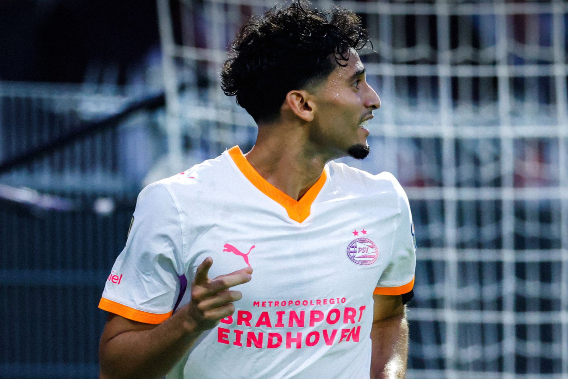 Ricardo Pepi celebra su gol a pase de Dest PSV