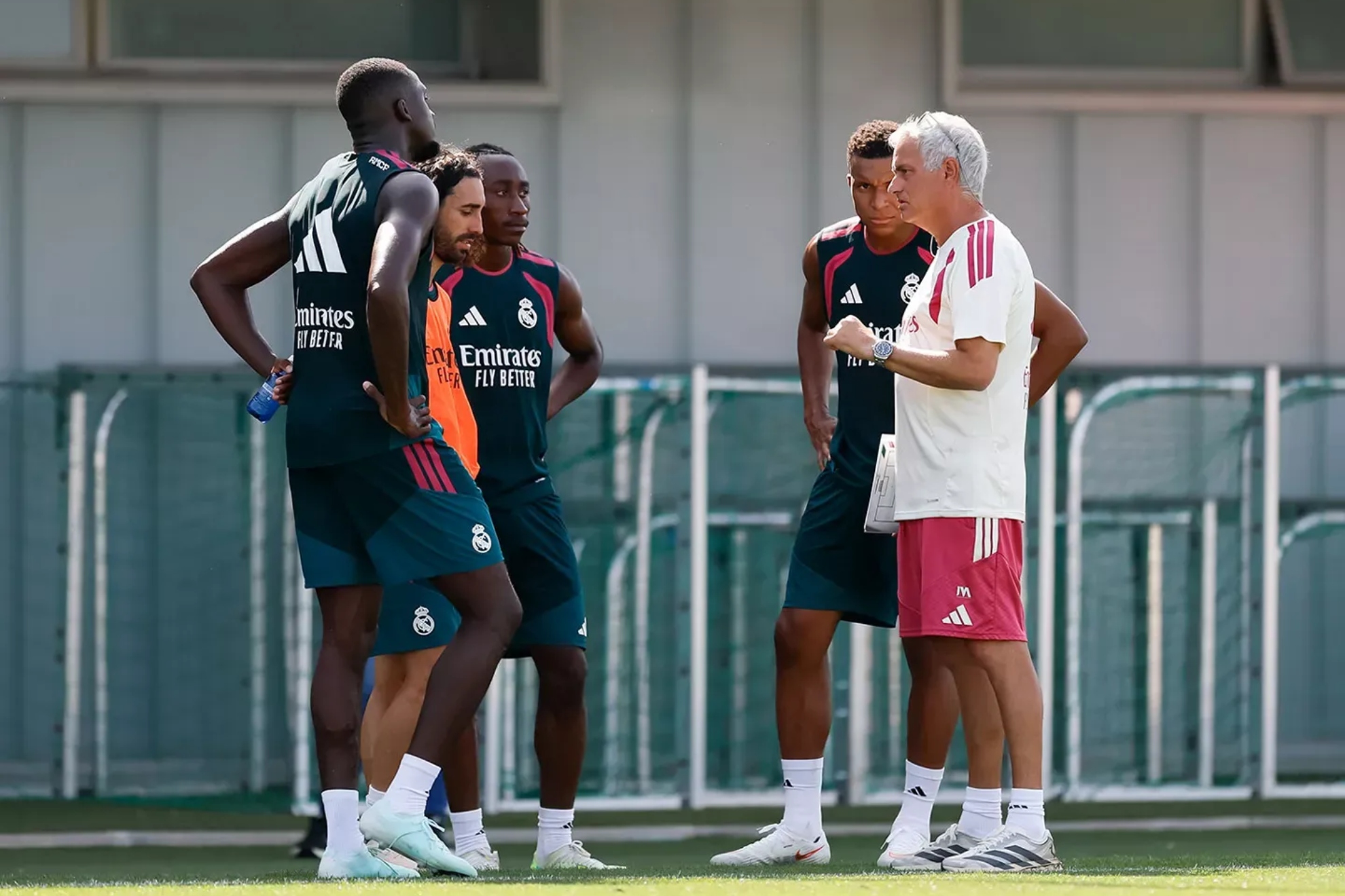 Mourinho junto a Konaté, Cucurella, Diomande y Mbappé. REALMADRID.COM