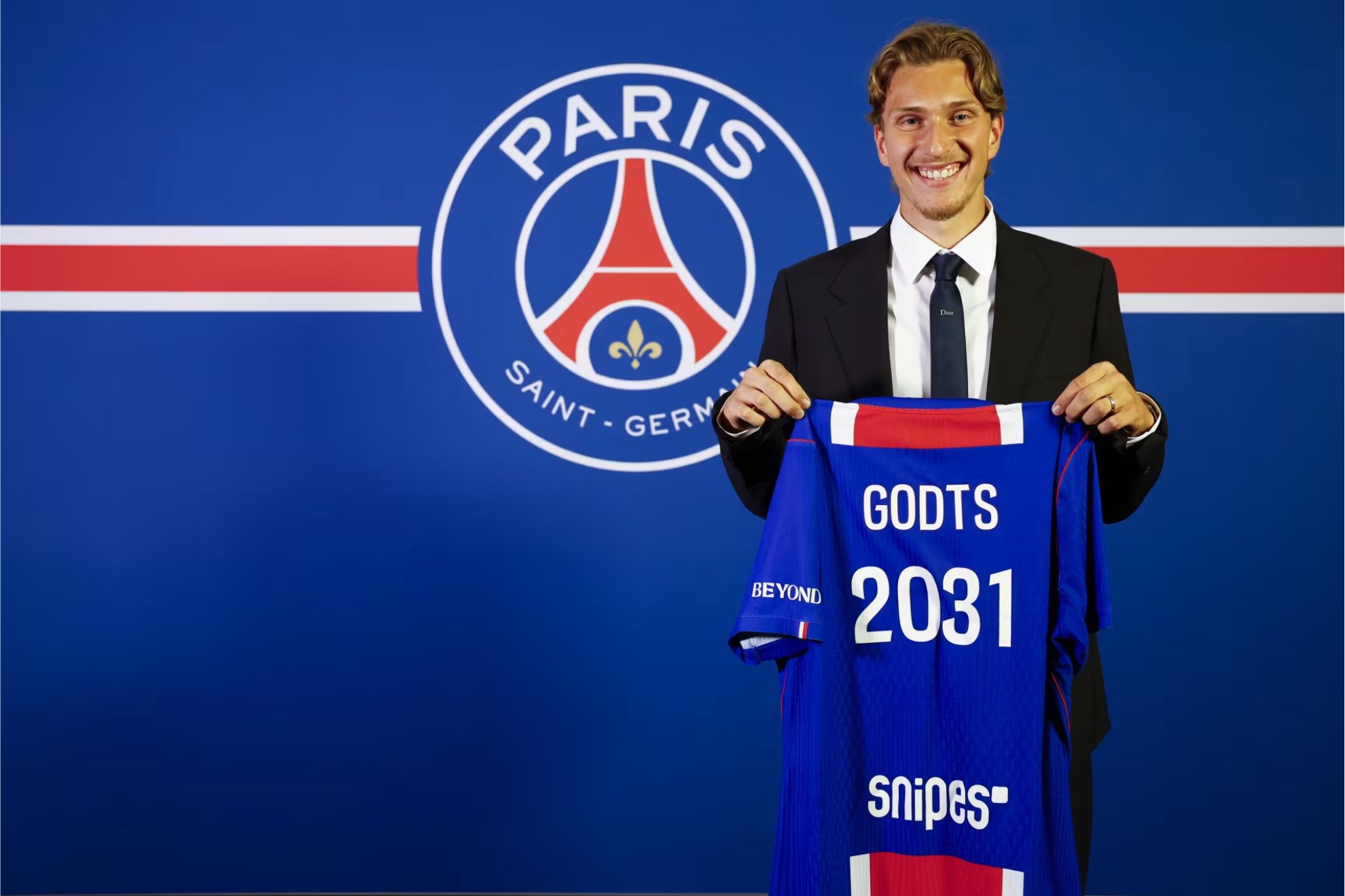 Mika Godts posa como nuevo jugador del PSG PSG