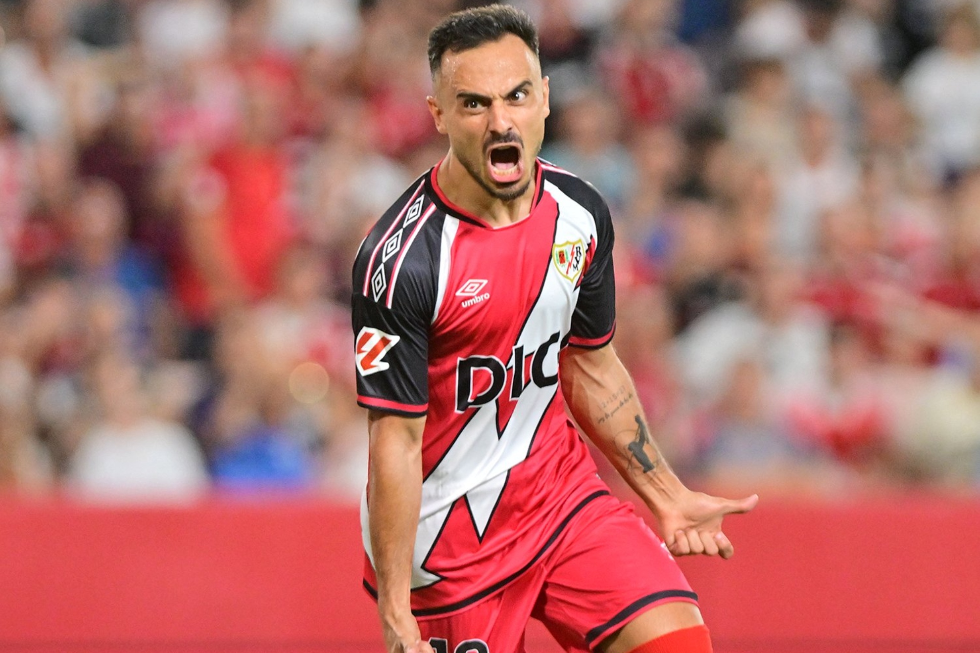 Álvaro García celebrando el primer gol ante el Sevilla. Rayo Vallecano.