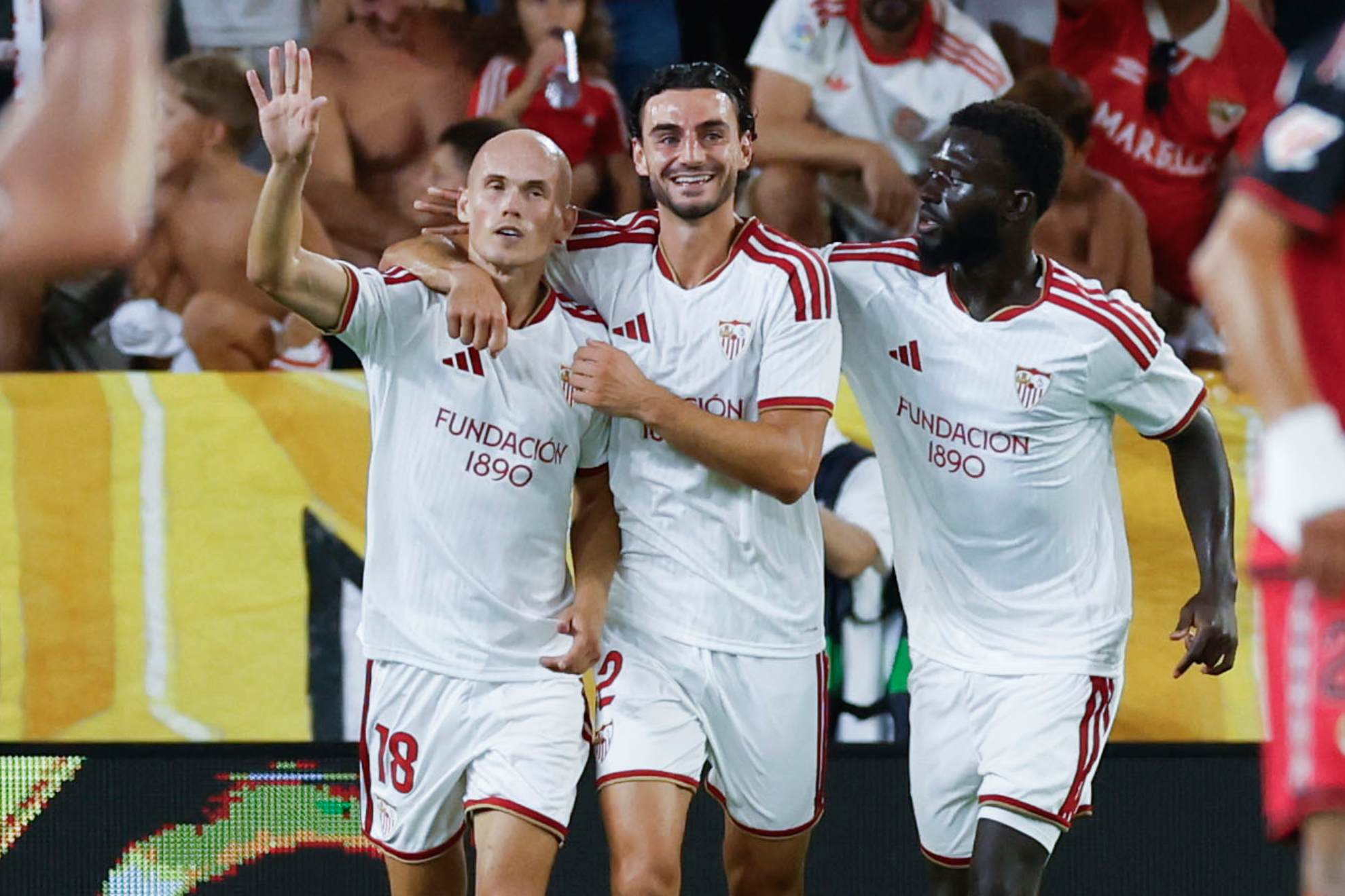 Jon Guridi, autor del primer gol frente al Rayo, junto a Juan Iglesias y Sangante