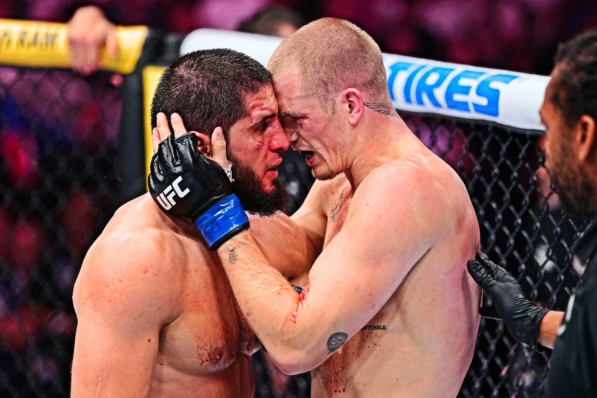 Islam Makhachev e Ian Garry, en UFC 330. UFC.