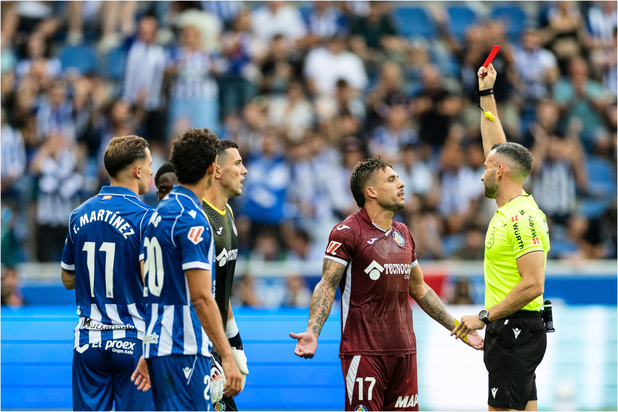 Orellana expulsando a Kiko Femenía ante el Alavés.
