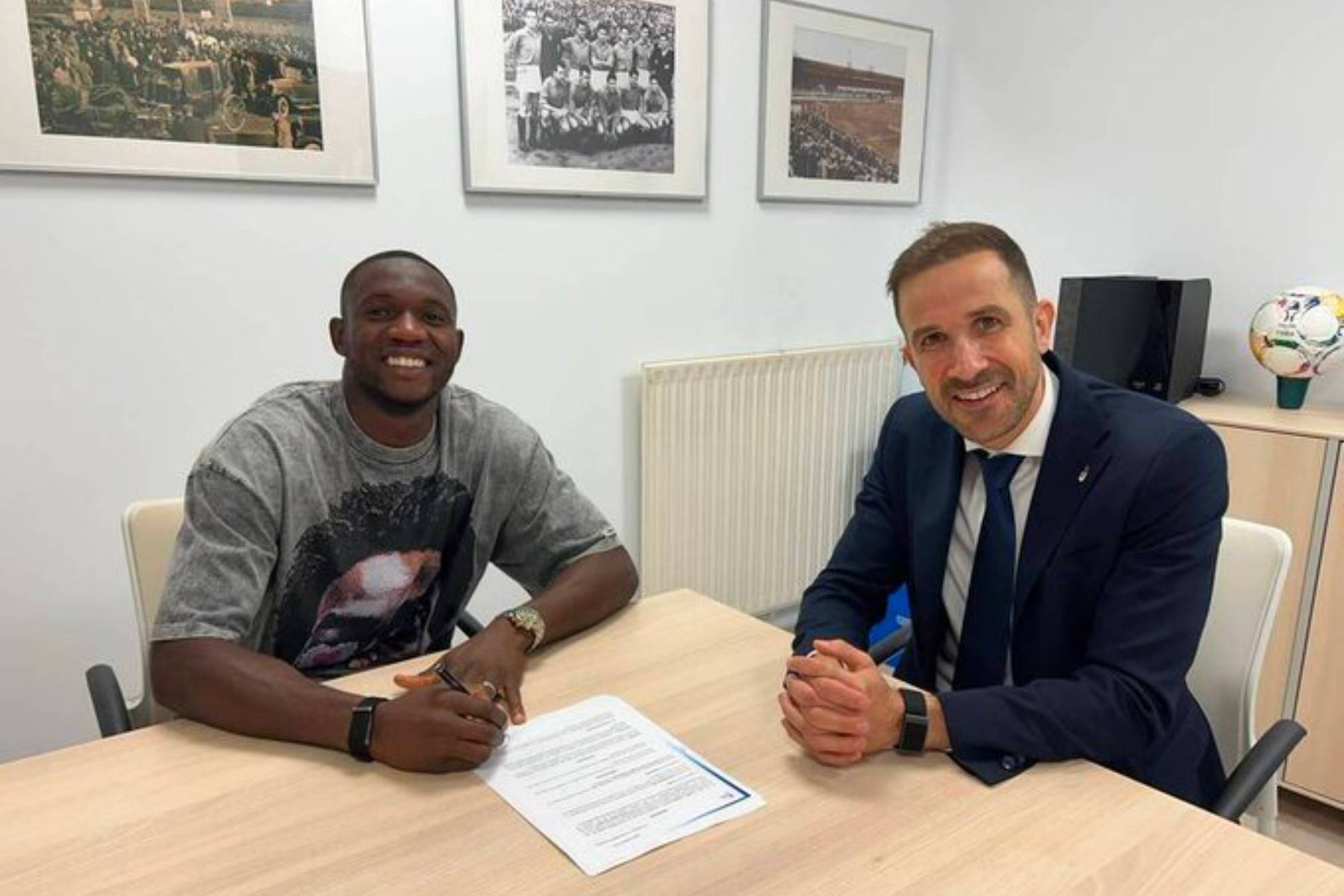 Chukwuma Eze, renueva con el Real Oviedo