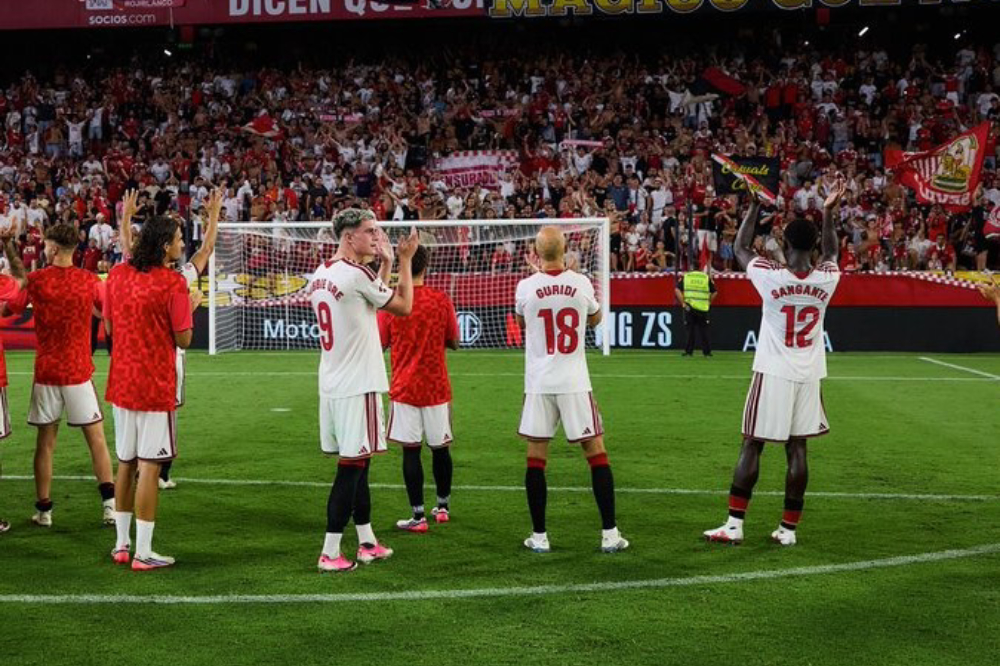 Los jugadores del Sevilla aplauden a la grada tras la victoria frente al Rayo. SEVILLA FC