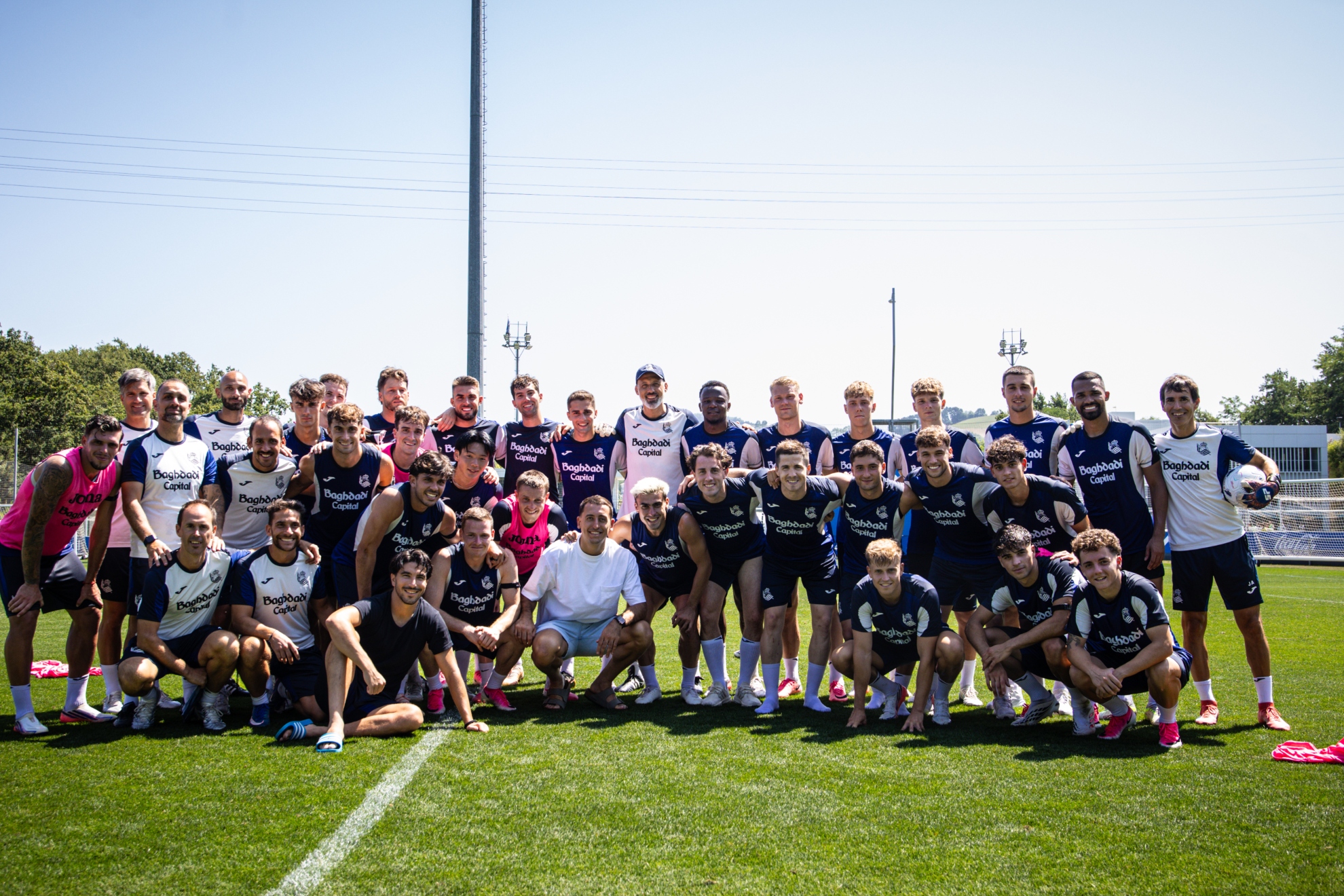 Los futbolistas de la Real posan cuando Oyarzabal les visitó tras ser campeón del Mundo.