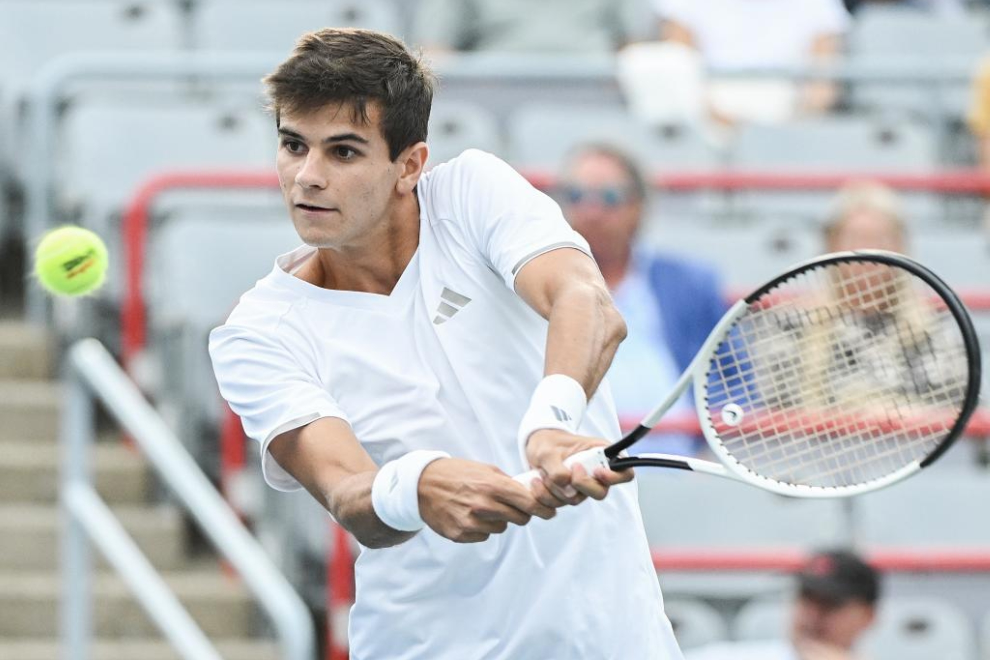 Rafa Jódar pegando de revés. EFE