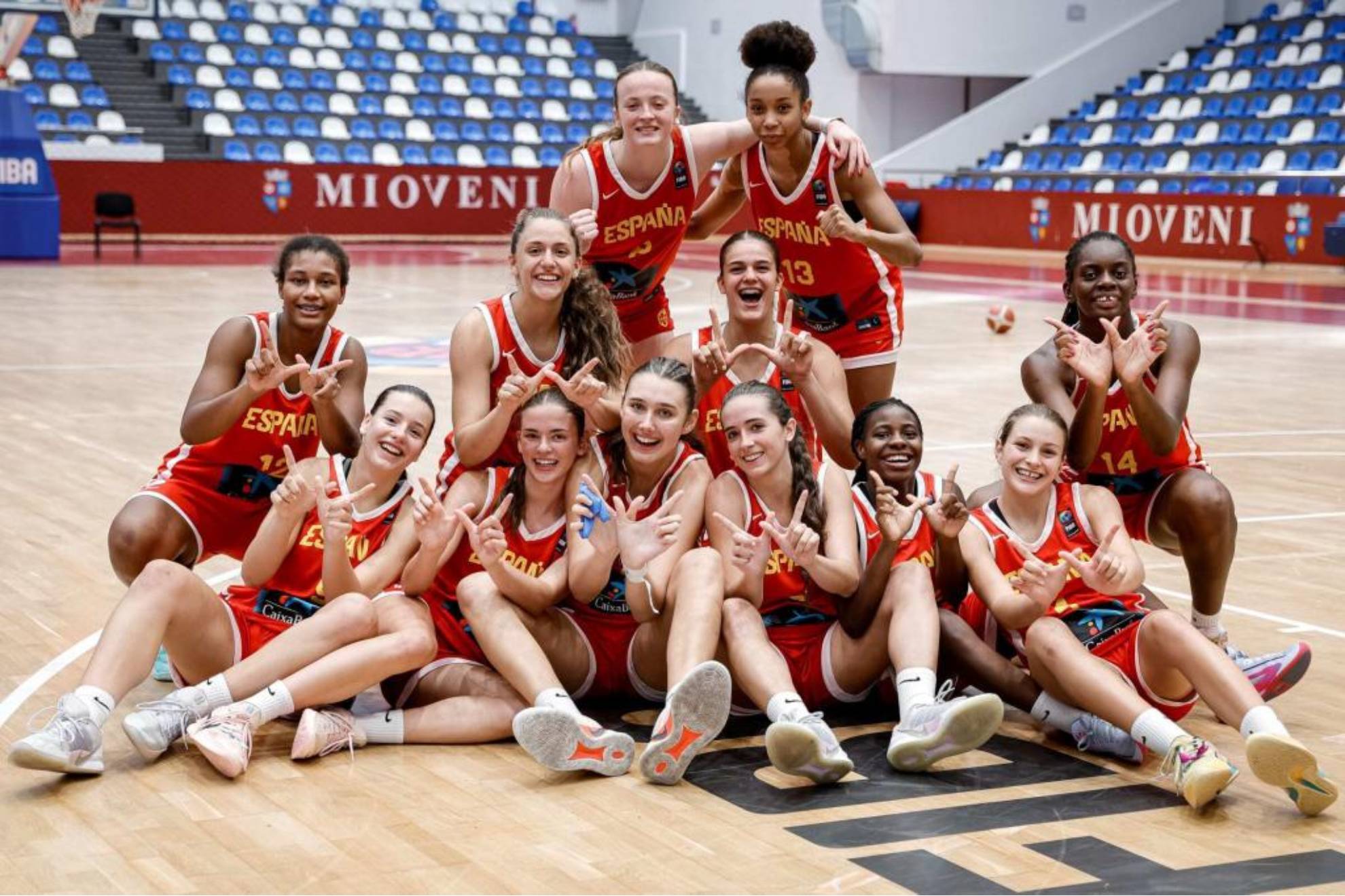 La selección española, celebrando uno de sus triunfos en el Eurobasket.