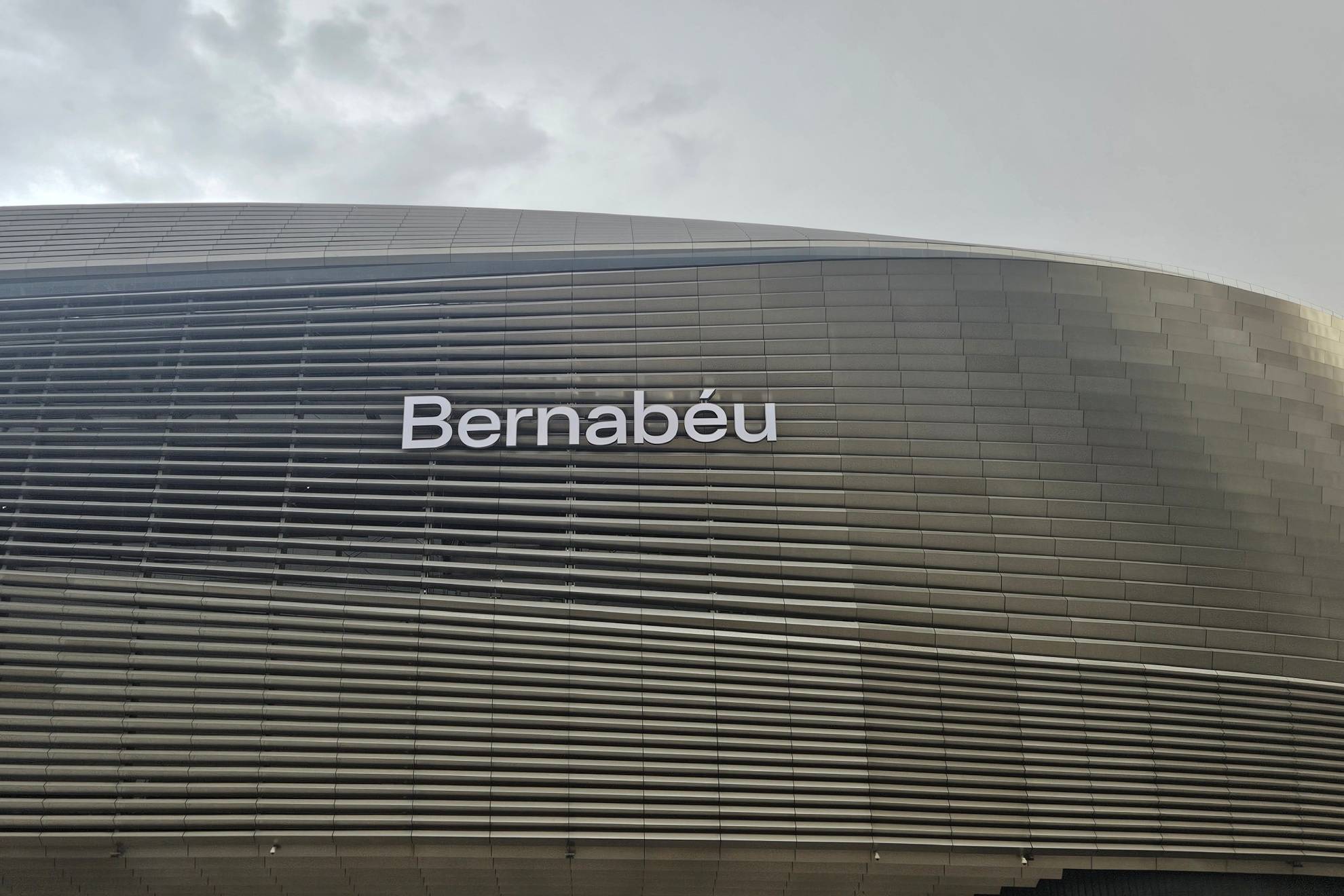 Rótulo de 'Bernabéu' en la fachada del estadio.