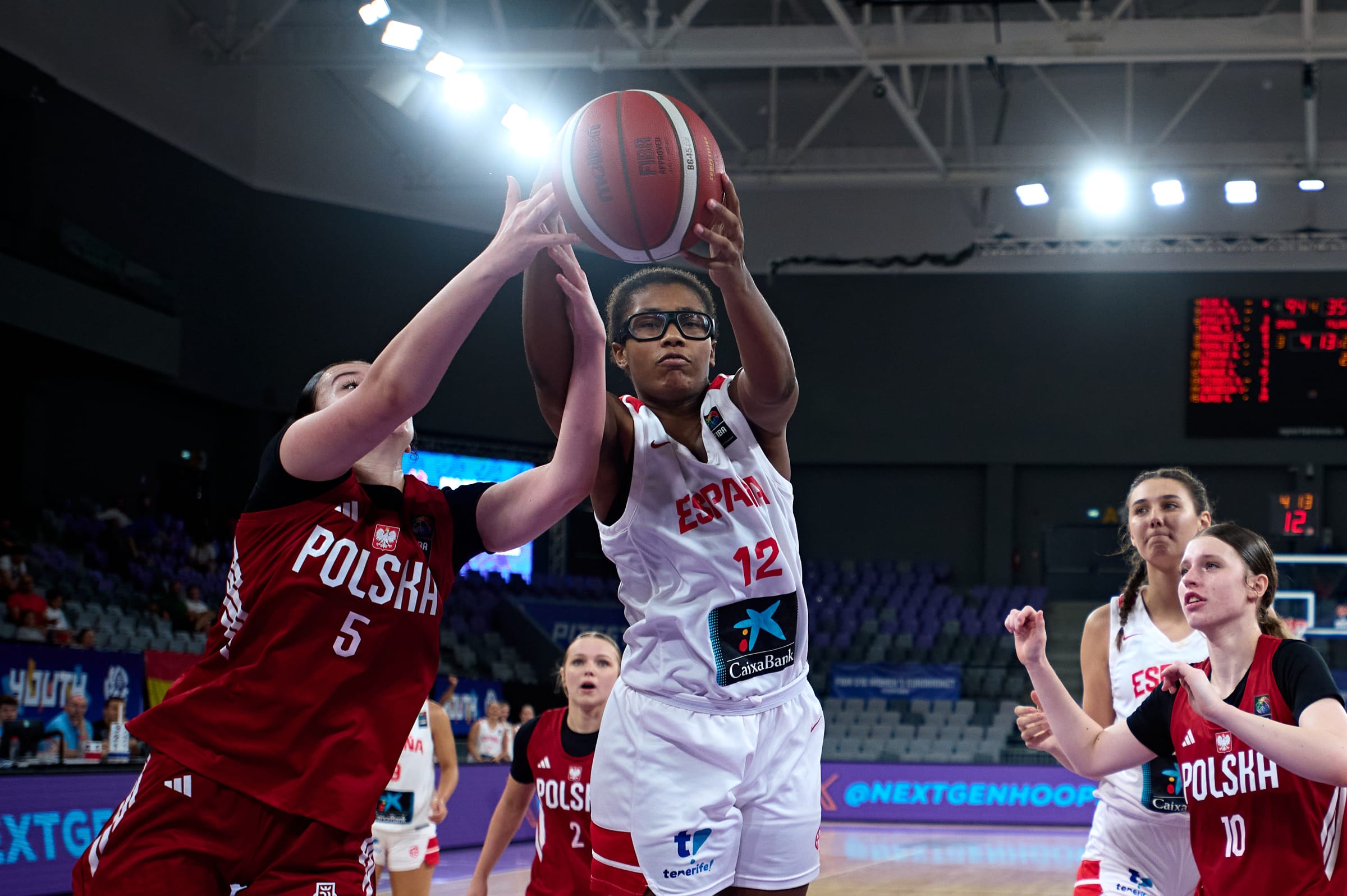 Aisha Mbengue, la mejor de España ante Polonia, lucha por un rebote.