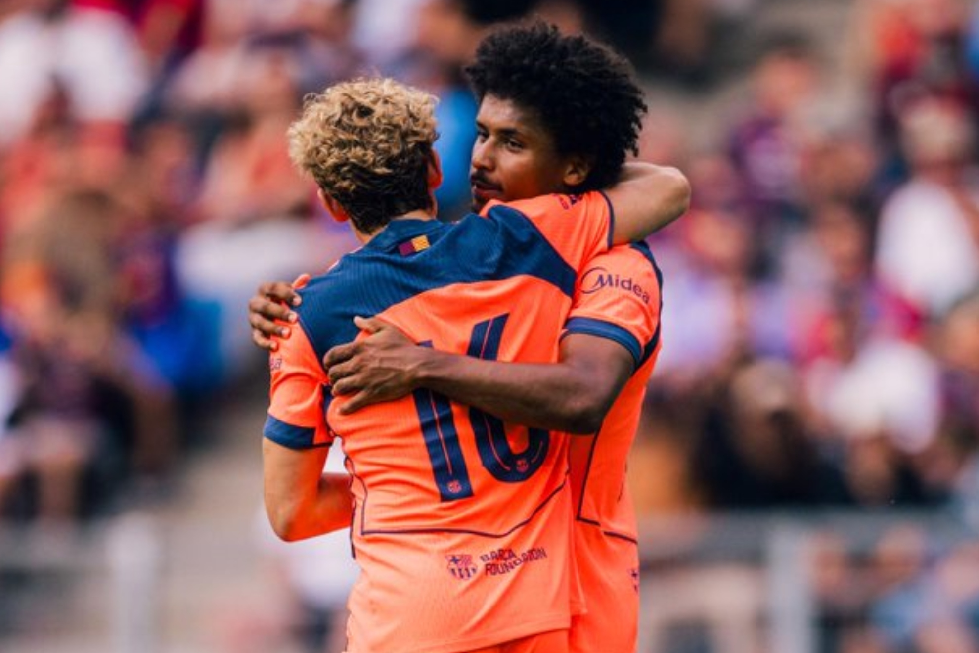Fermín felicita a Adeyemi por su gol.