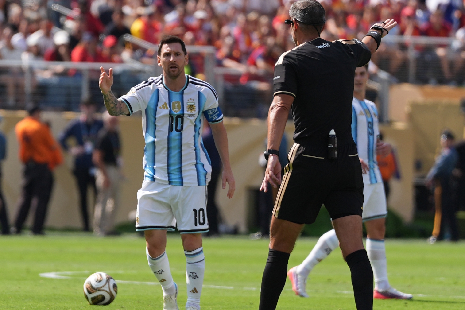 Argentina's Lionel Messi (10) gestures to referee Slavko Vincic during the World Cup final soccer match between Spain and Argentina in East Rutherford, N.J., near New York, Sunday, July 19, 2026. (AP Photo/Stephanie Scarbrough)